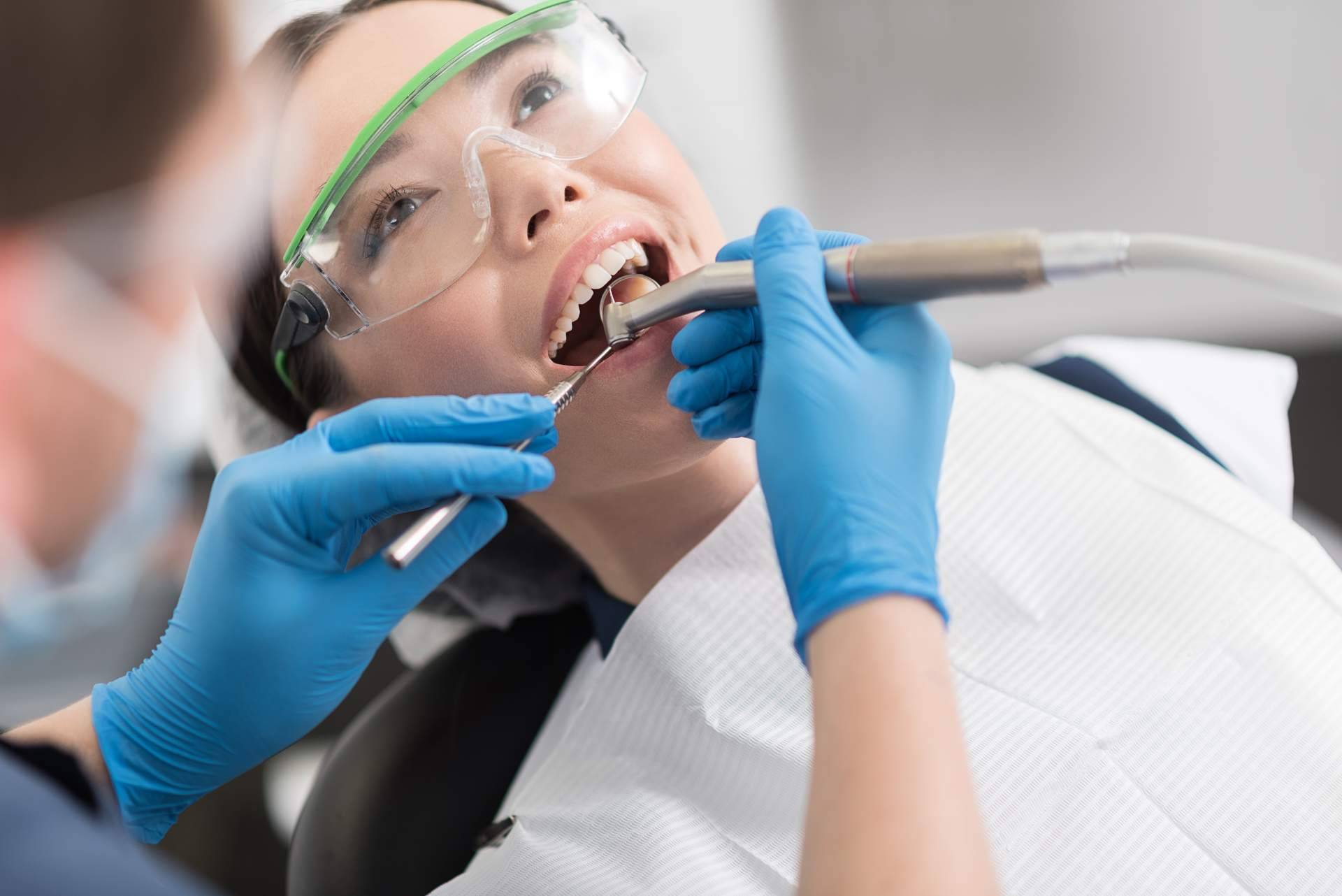 La clínica de Madrid experta en biocompatibilidad, DeltaDent, ayuda a recuperar la sonrisa con implantes dentales de zirconio
