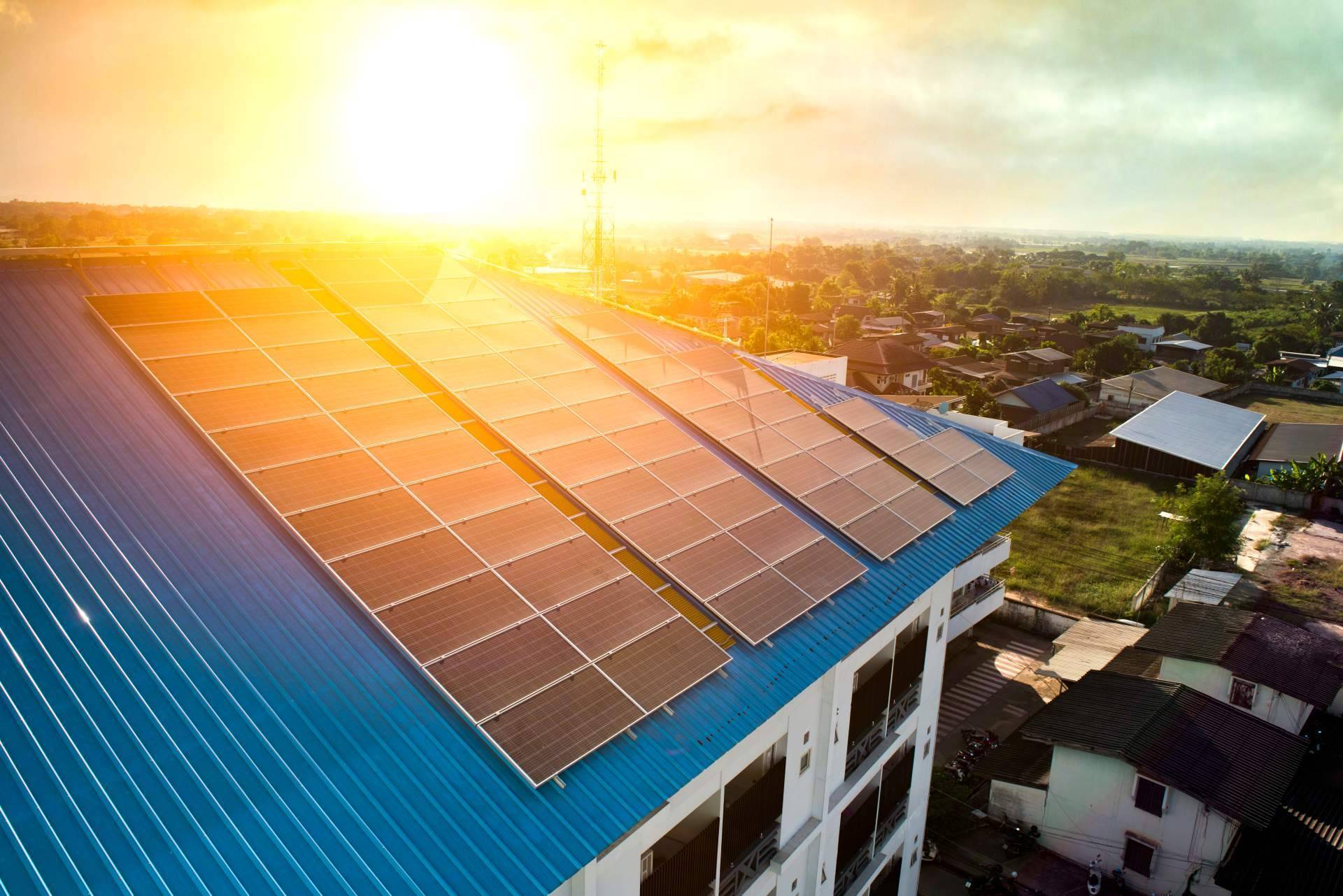 Instalación solar desde 3 € al día con baterías de litio. Financiación hasta 10 años para viviendas, empresas y comunidades de vecinos con Solar Tres60
