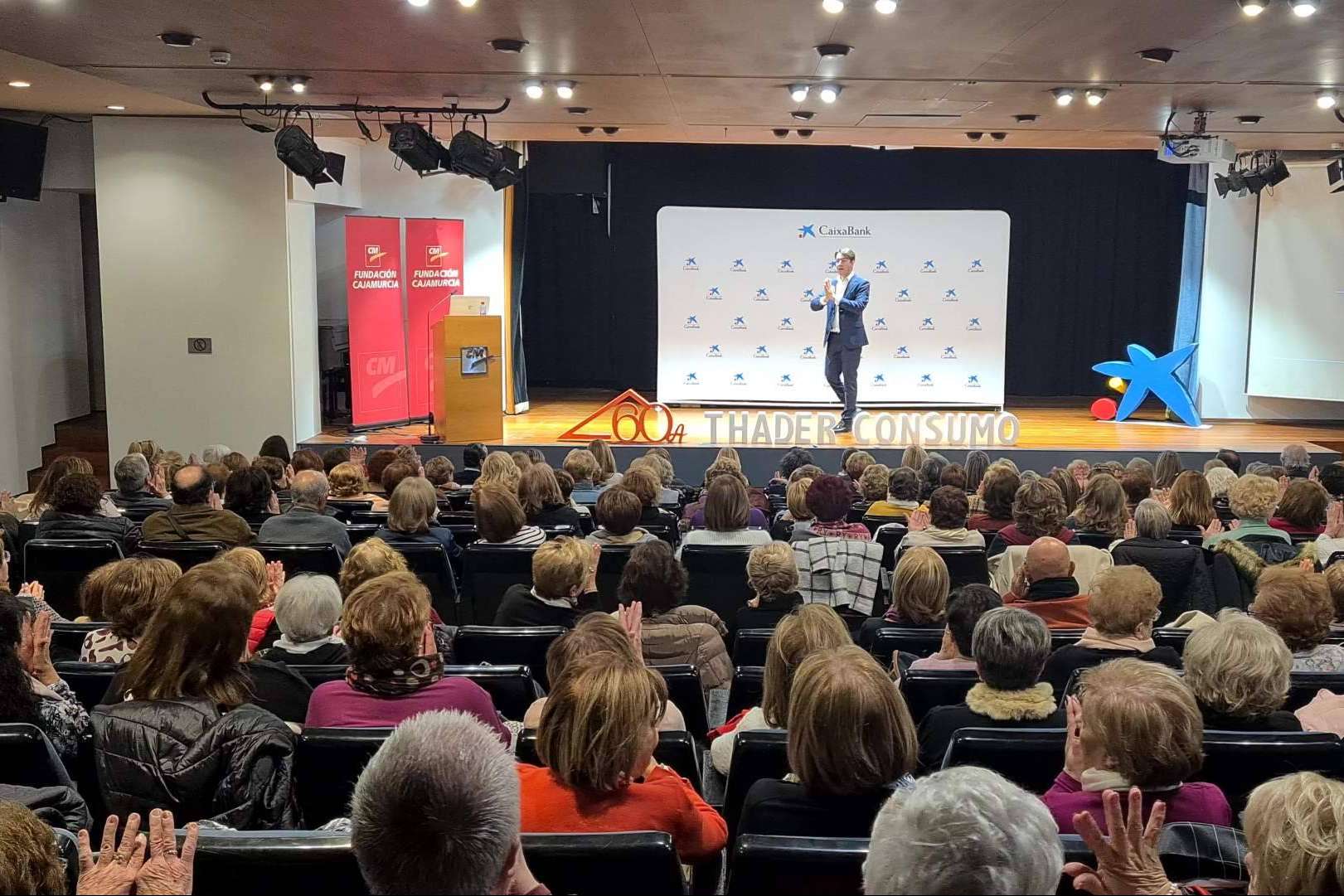 La presentación del libro 'Las 10 claves del bienestar' acoge a más de 200 personas