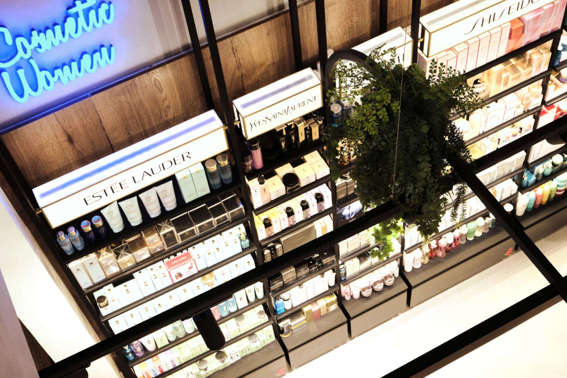 Un lugar donde conseguir perfumería de lujo, Perfumería Comas