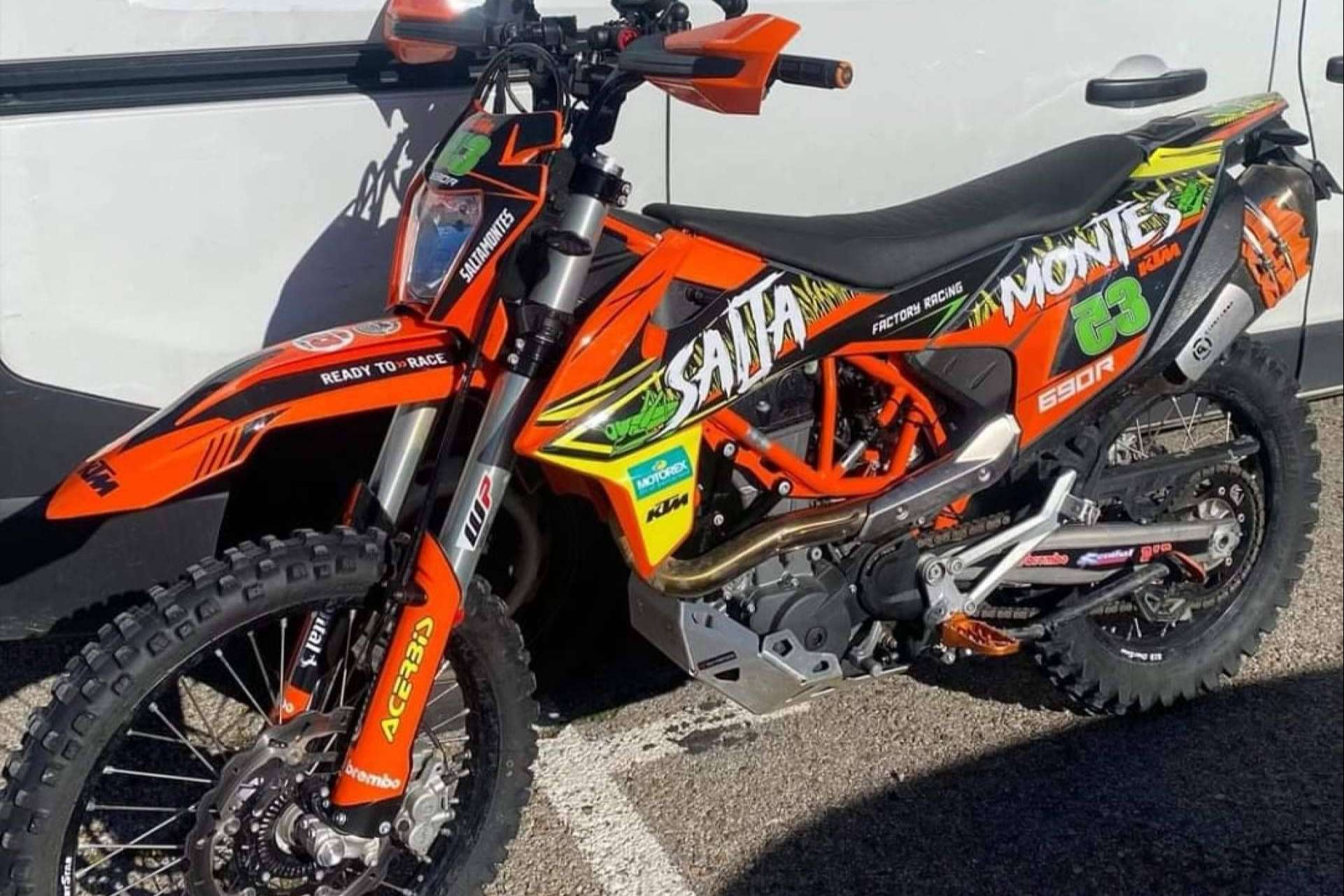 ADHESIVOSEMBARRADOS y sus pegatinas para motos personalizadas