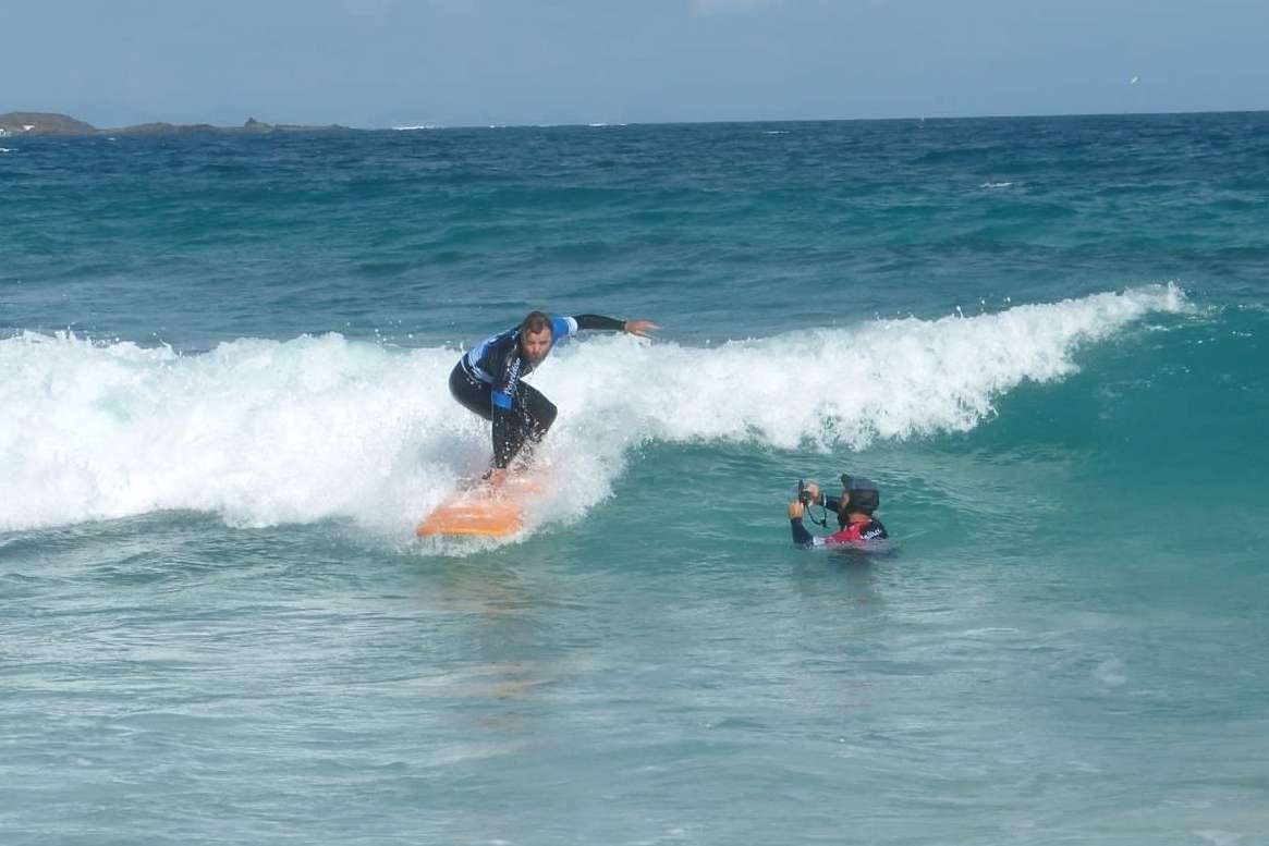 Poseidón Surf Academy recalca la importancia de aprender a surfear en una escuela