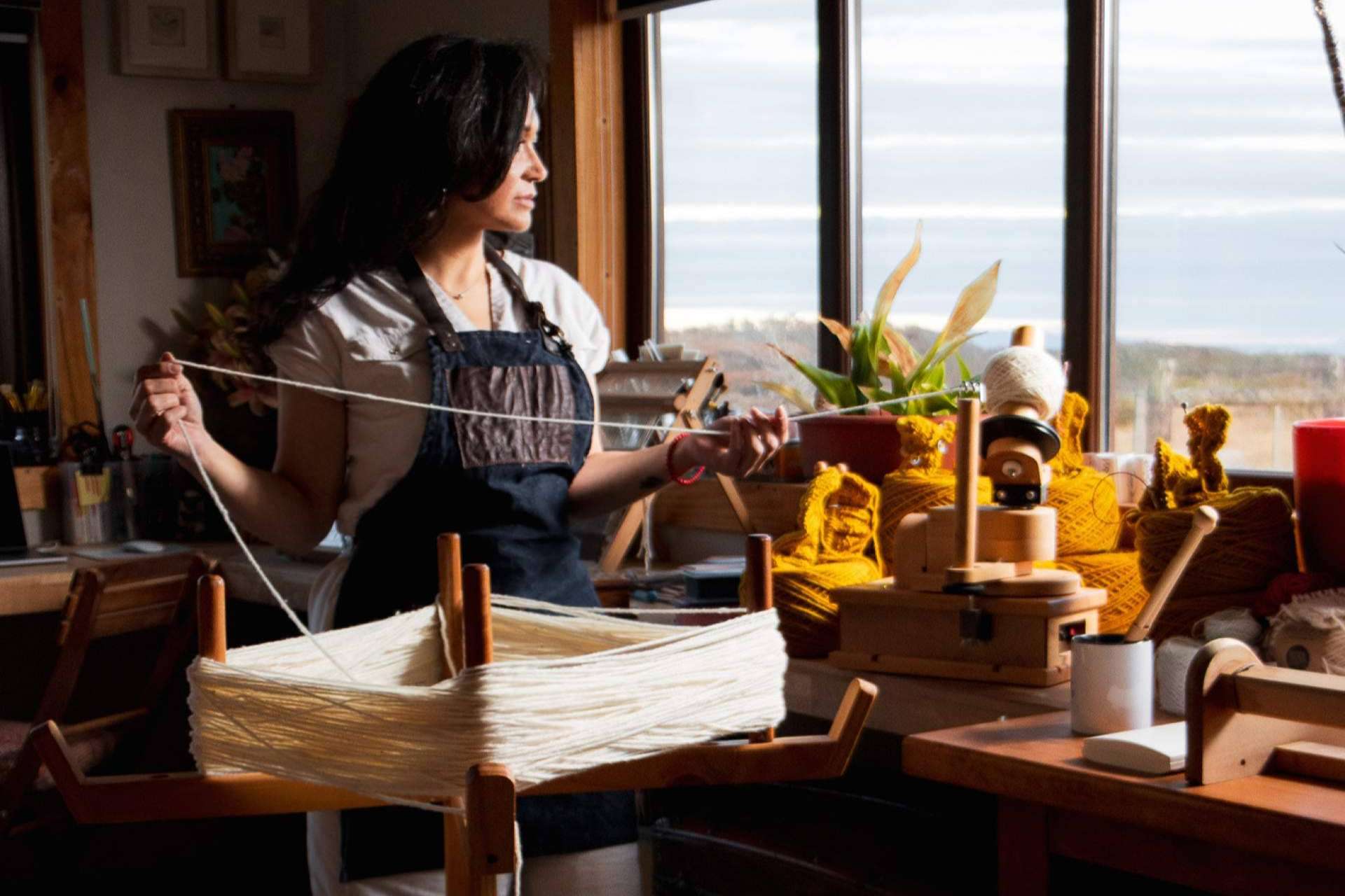 Viajar por Europa en una autocaravana, el nuevo rumbo de la artista textil chilena Claudia Wool