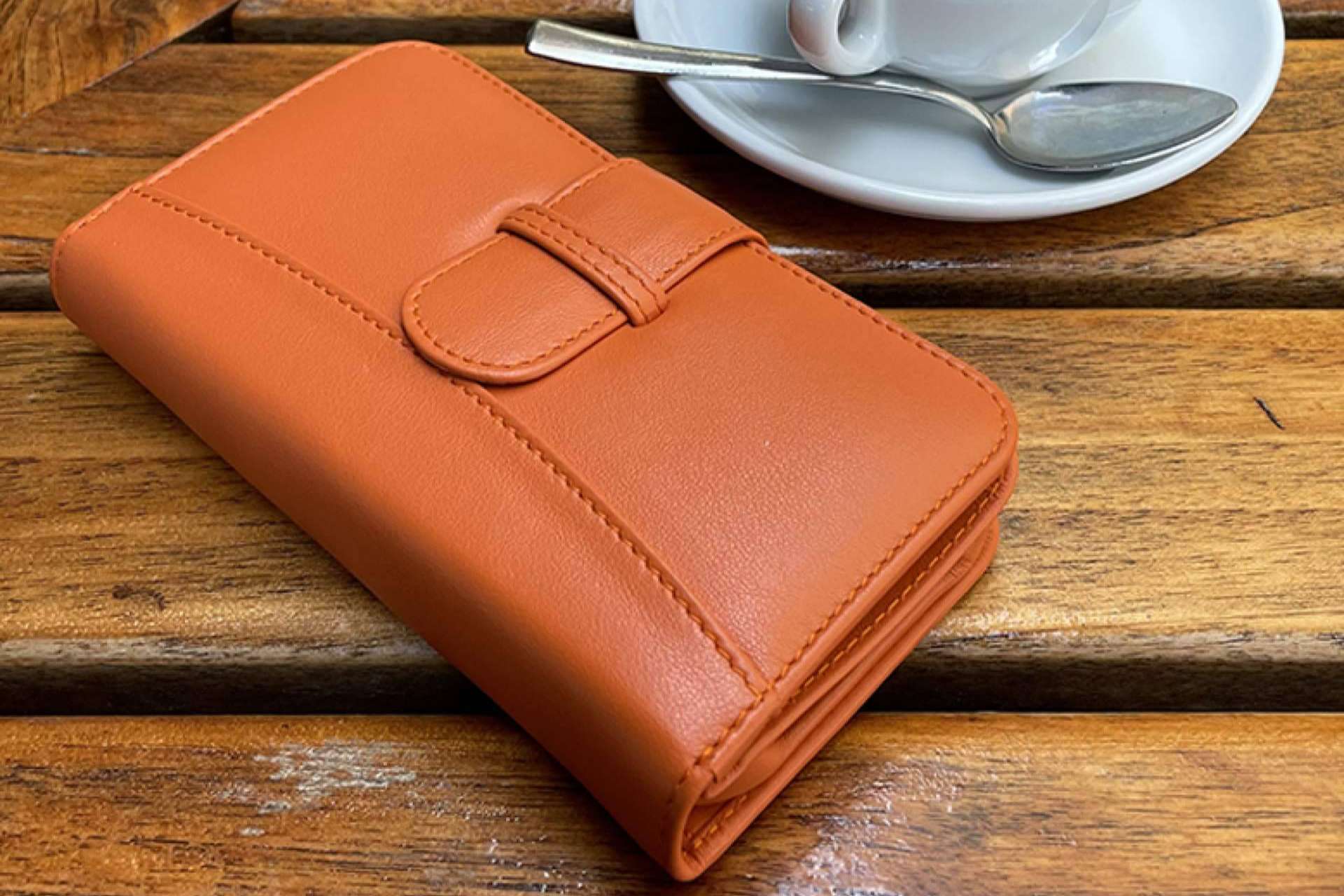 ¿Cómo encontrar una cartera de piel porta móvil cómoda, versátil y práctica? Piel Frama y su Walletmagnum