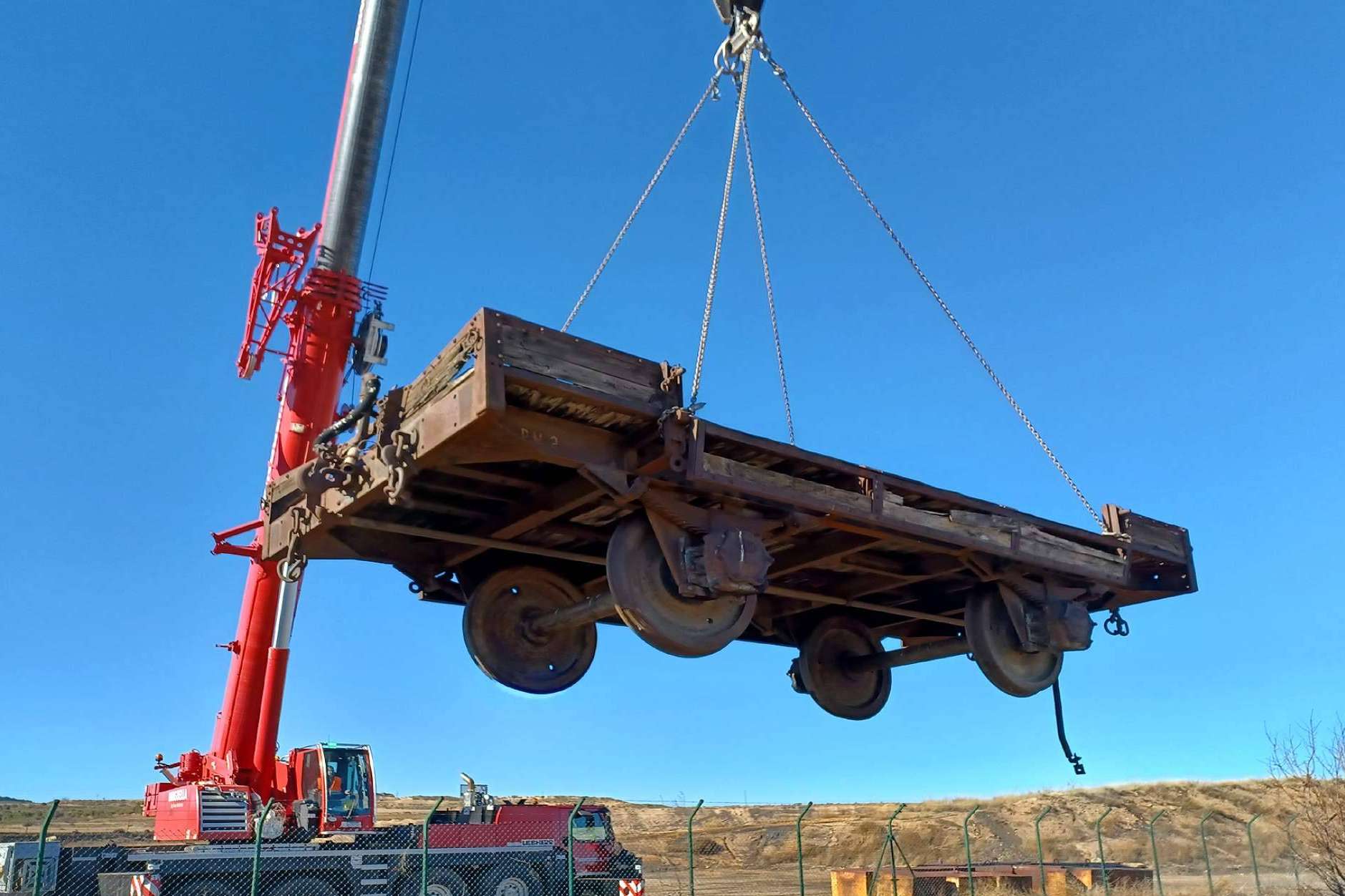 Dos históricos vagones de ENDESA preservados por la Fundación del Patrimonio Ferroviario