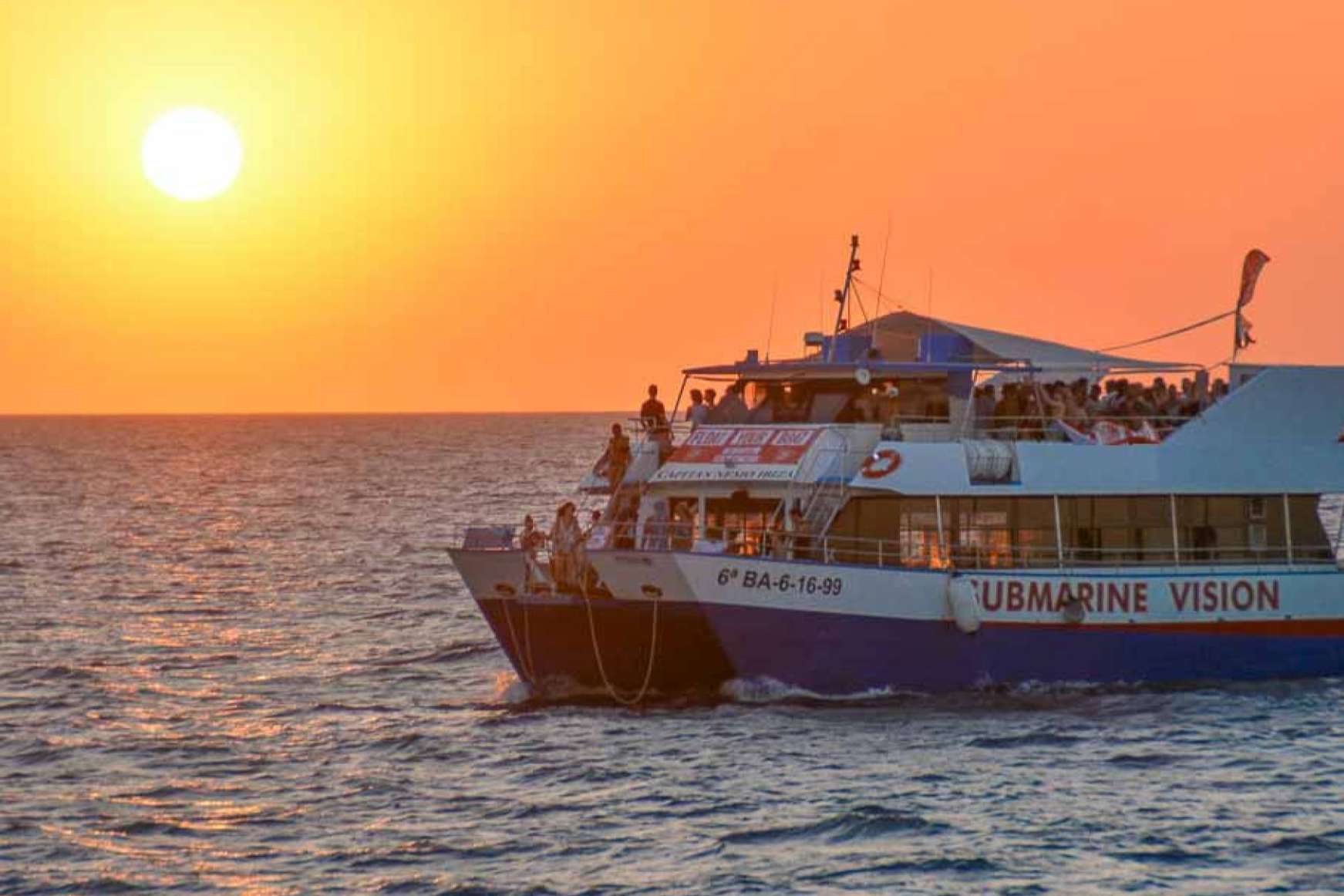 Explorar las calas de la isla con un crucero por Ibiza