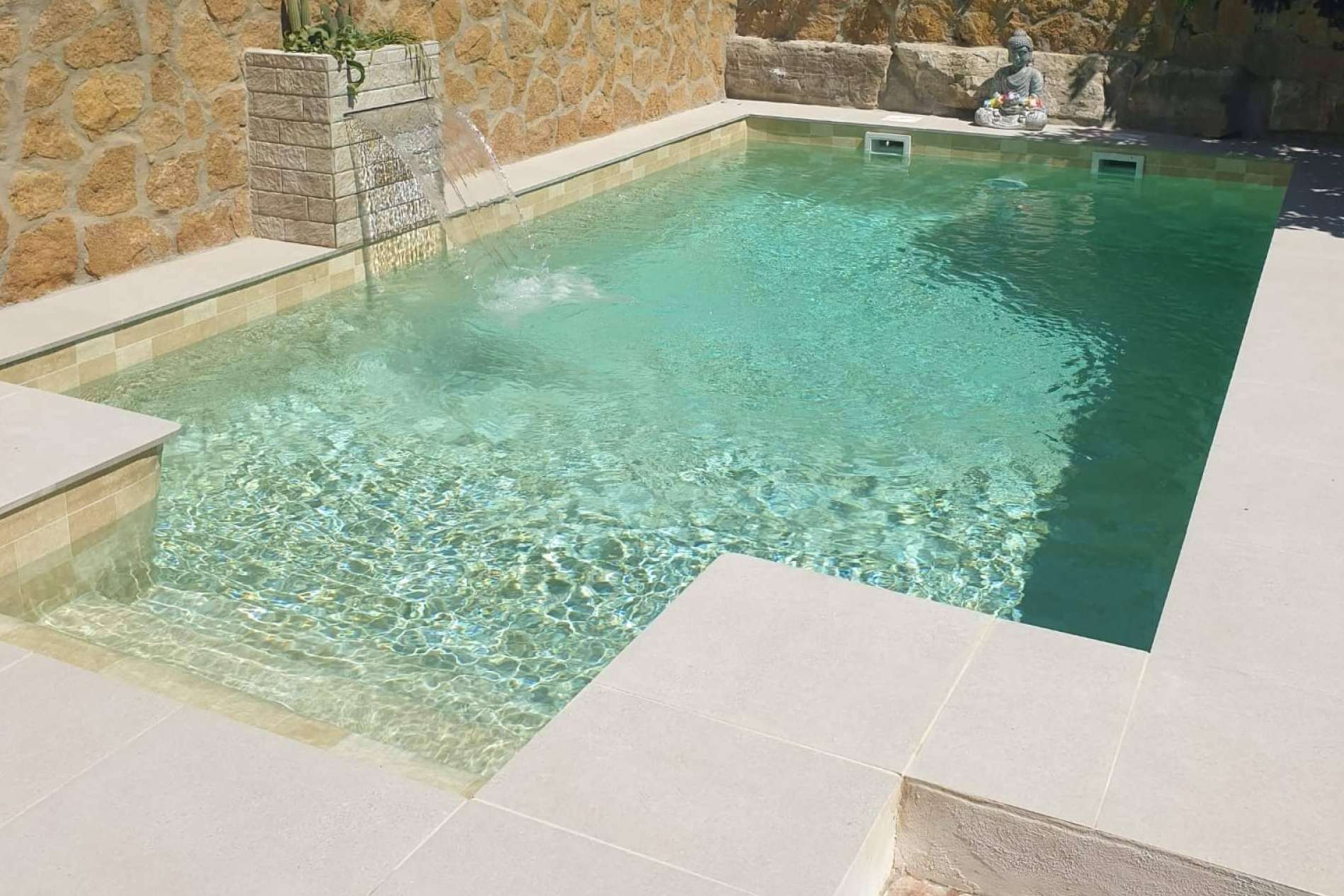 Esencial Pool y su catálogo de piscinas modernas