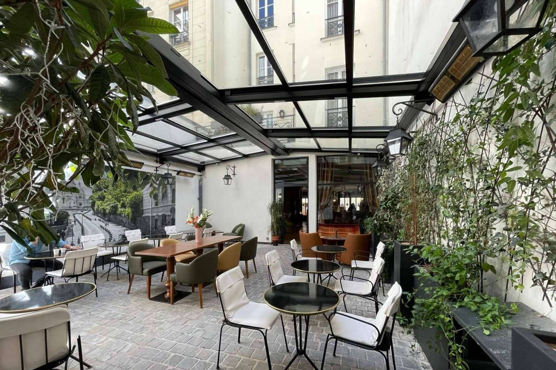 Disfrutar de los patios durante todo el año es posible con los techos móviles de la empresa Airclos