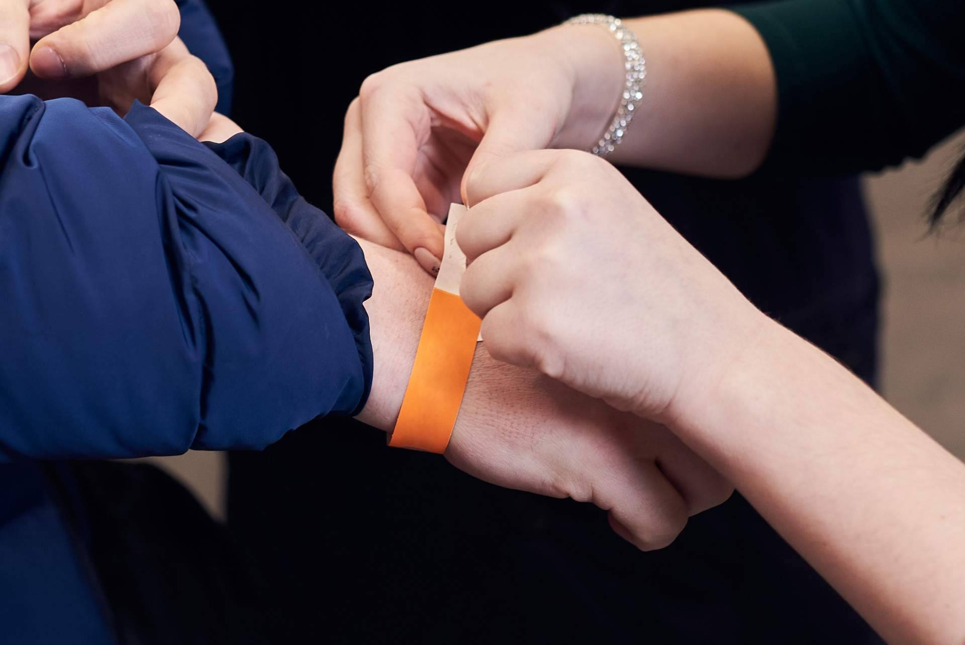 La opción ideal para identificación en eventos gracias a su adaptabilidad y resistencia; pulseras Tyvek