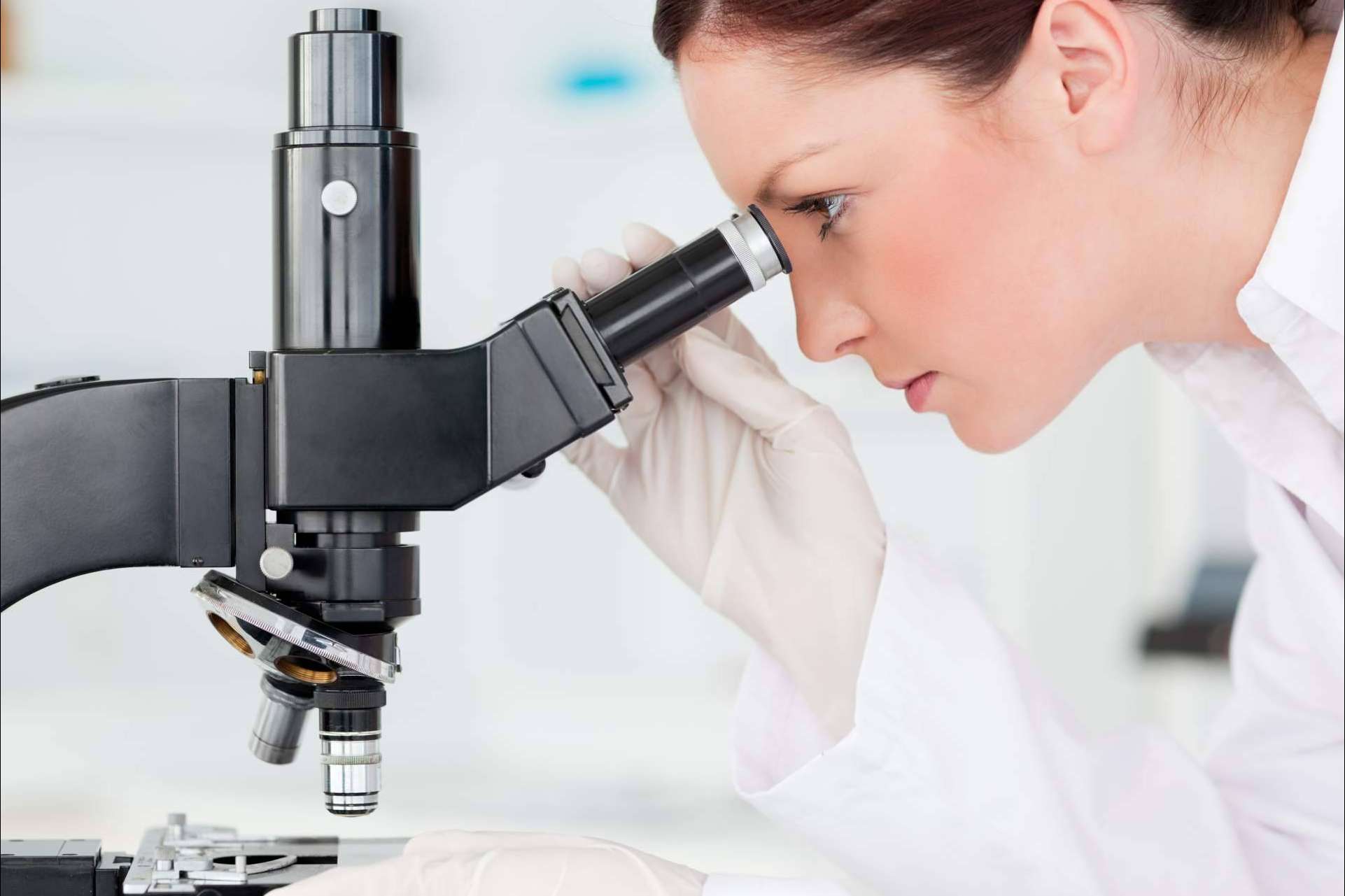 Todos los requisitos para estudiar laboratorio clínico y biomédico, por EEP iGroup