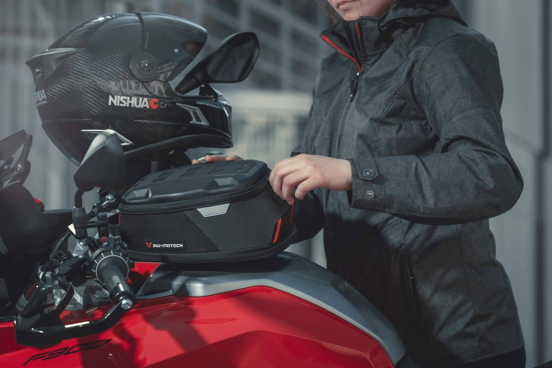 SW-MOTECH ofrece productos que permiten llevar equipaje en una moto de manera funcional y segura
