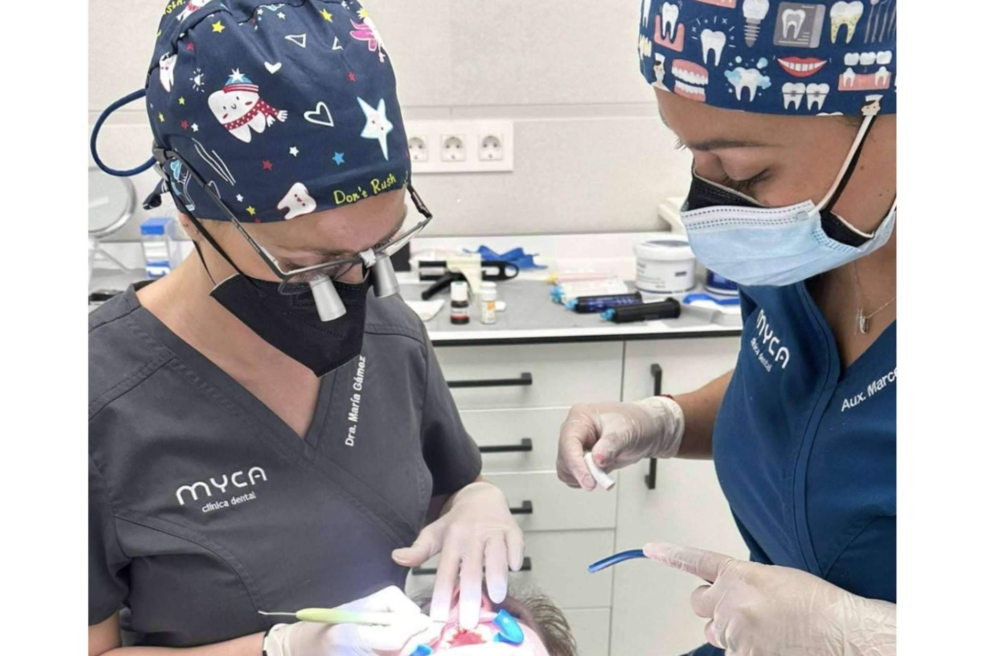 Corregir el apiñamiento dental con los tratamientos de MYCA Clínica Dental