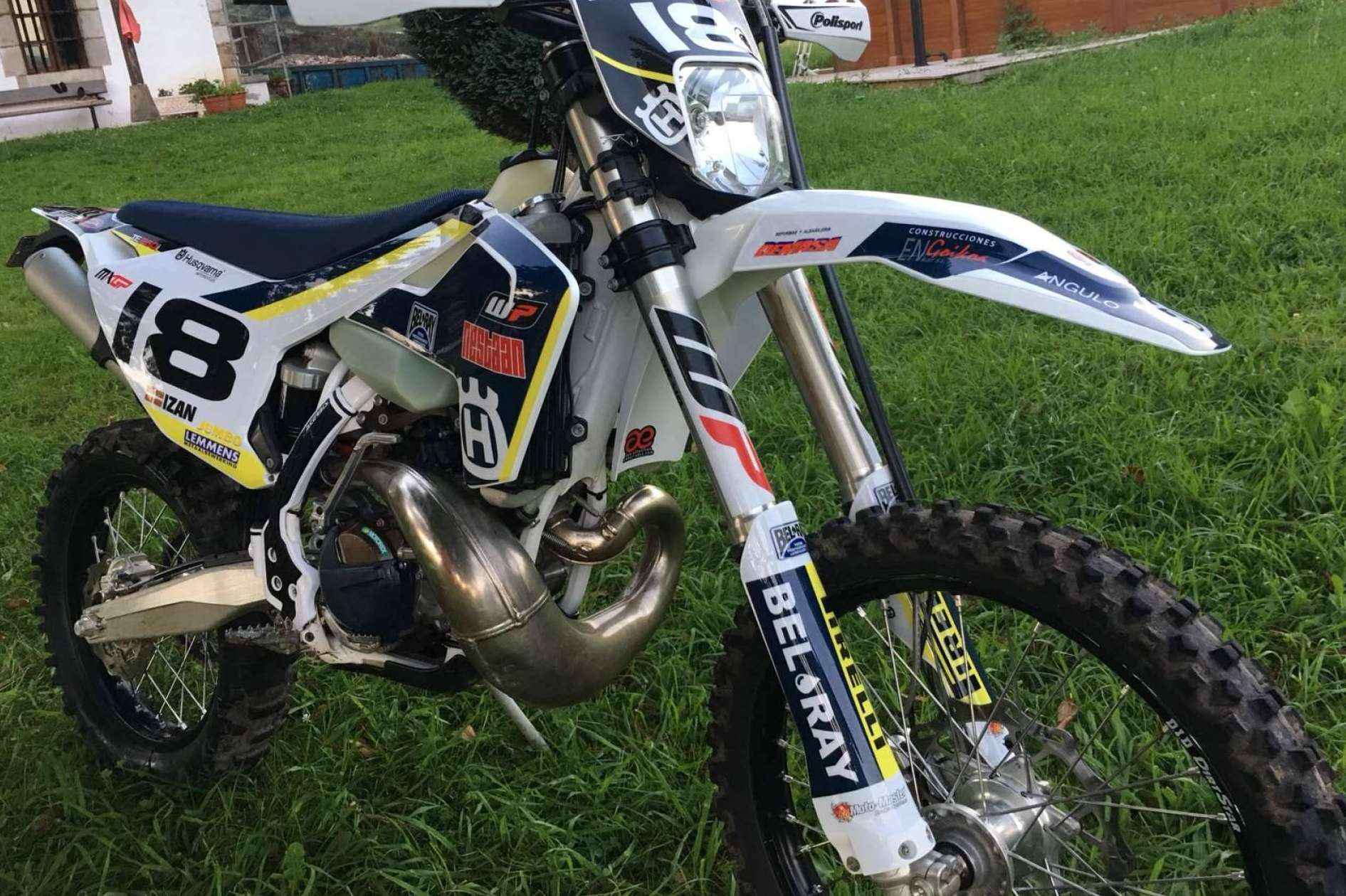 Plásticos y adhesivos para motos off road de la mano de ADHESIVOSEMBARRADOS