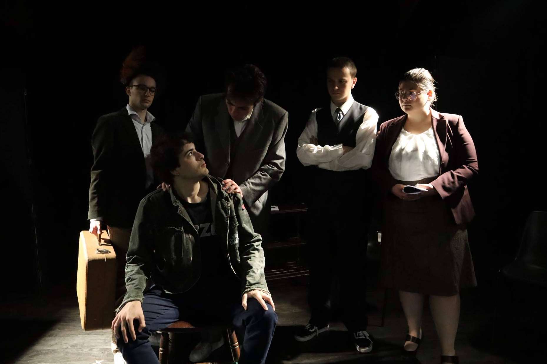 Explorar temas relevantes y reflexionar sobre la sociedad y la cultura con el teatro universitario