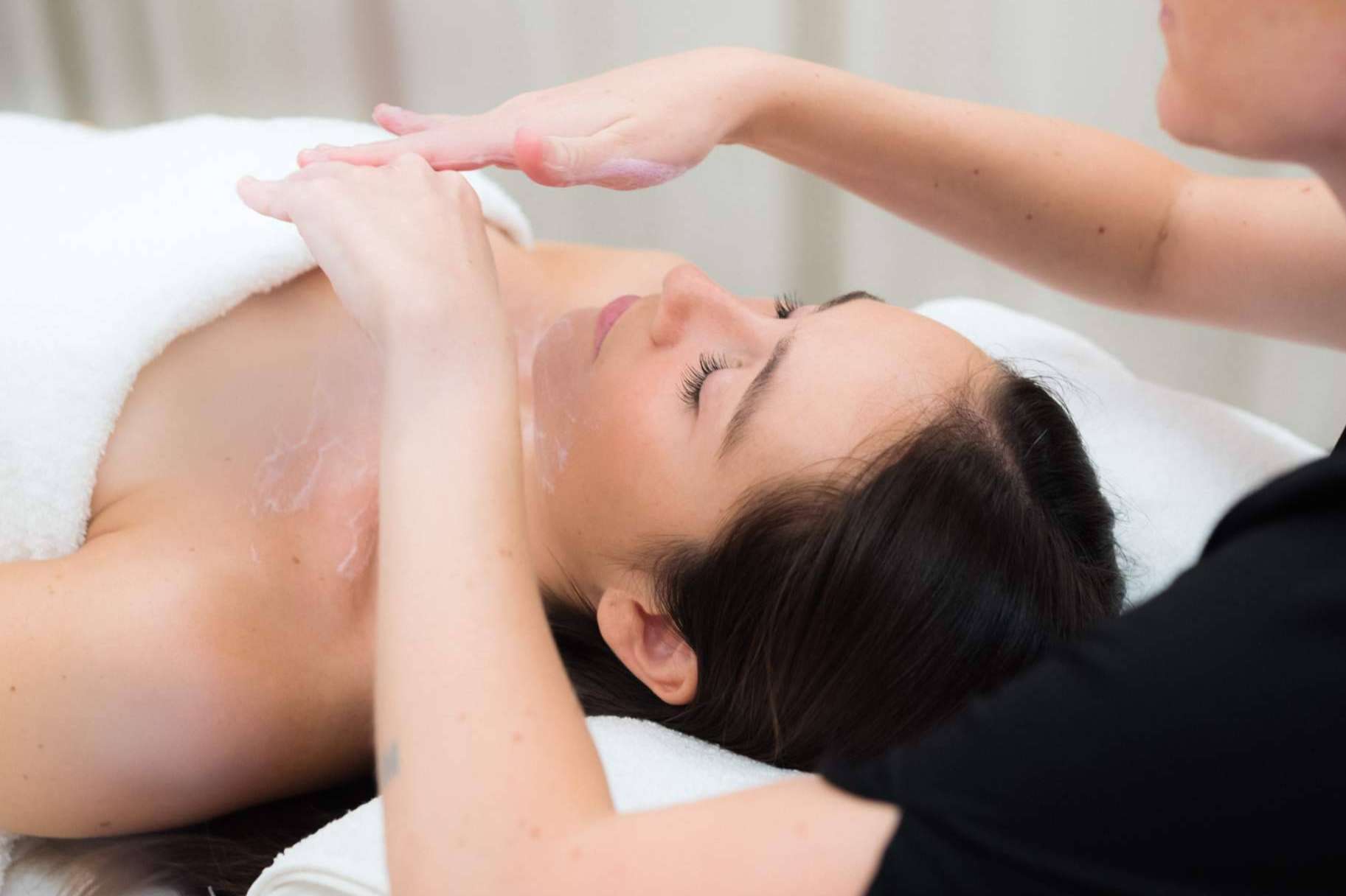 All Yours ofrece tratamientos faciales holísticos con productos naturales y fórmulas seguras en Barcelona