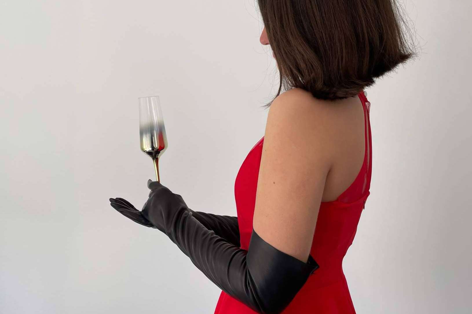 Santacana, el arte de la elegancia en guantes largos para eventos especiales