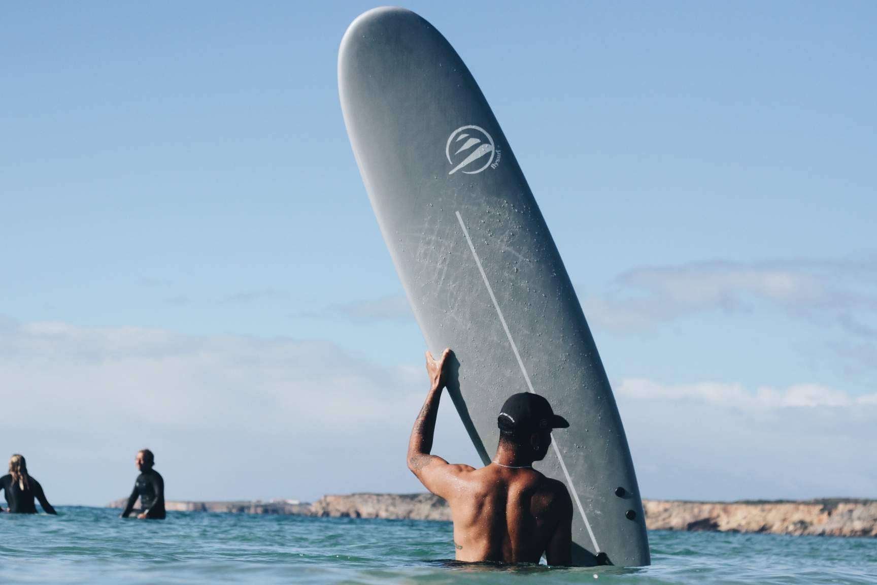 ¿Cómo elegir la tabla de surf adecuada para comenzar en el mundo del surf?