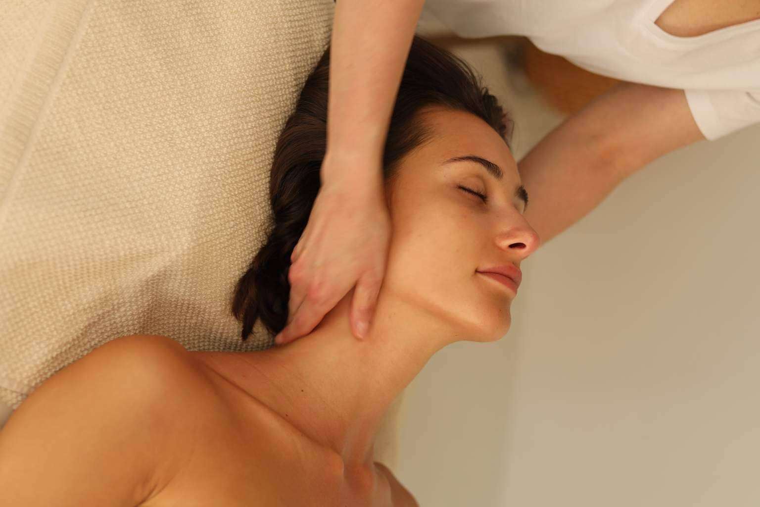 La técnica antiedad sin cirugía del yoga facial permite tonificar los músculos de la cara