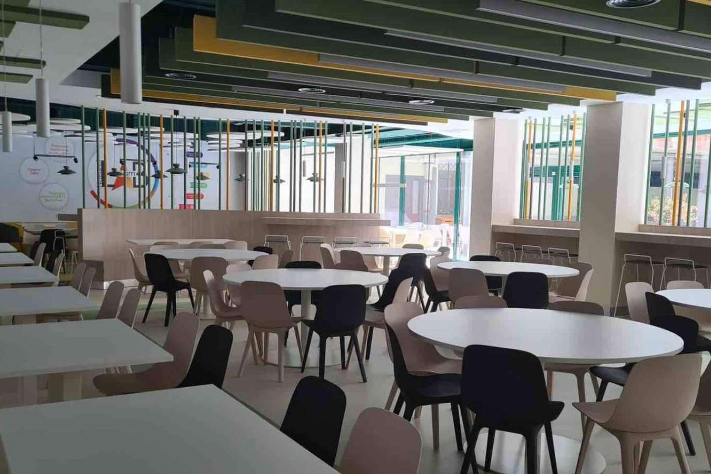 ¿Cómo pueden los paneles fonoabsorbentes mejorar el acondicionamiento acústico de comedores en los colegios?