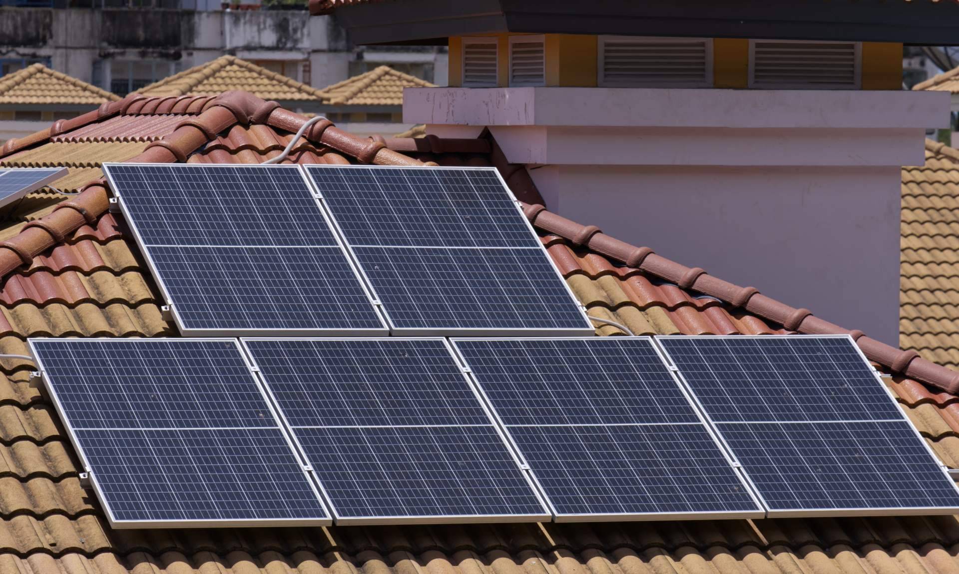 Optimizar placas solares y cargadores eléctricos con la fibra óptica plástica para una energía sostenible