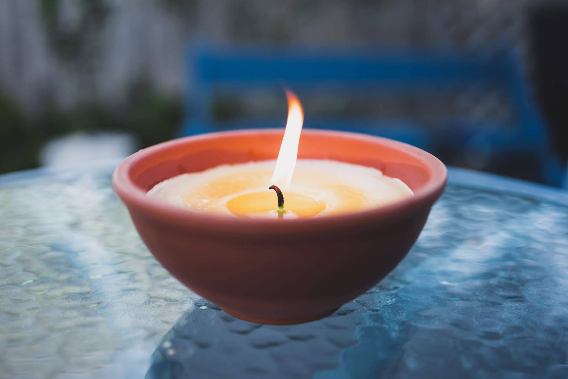 Características destacadas de las velas de citronela por Hogar y Más