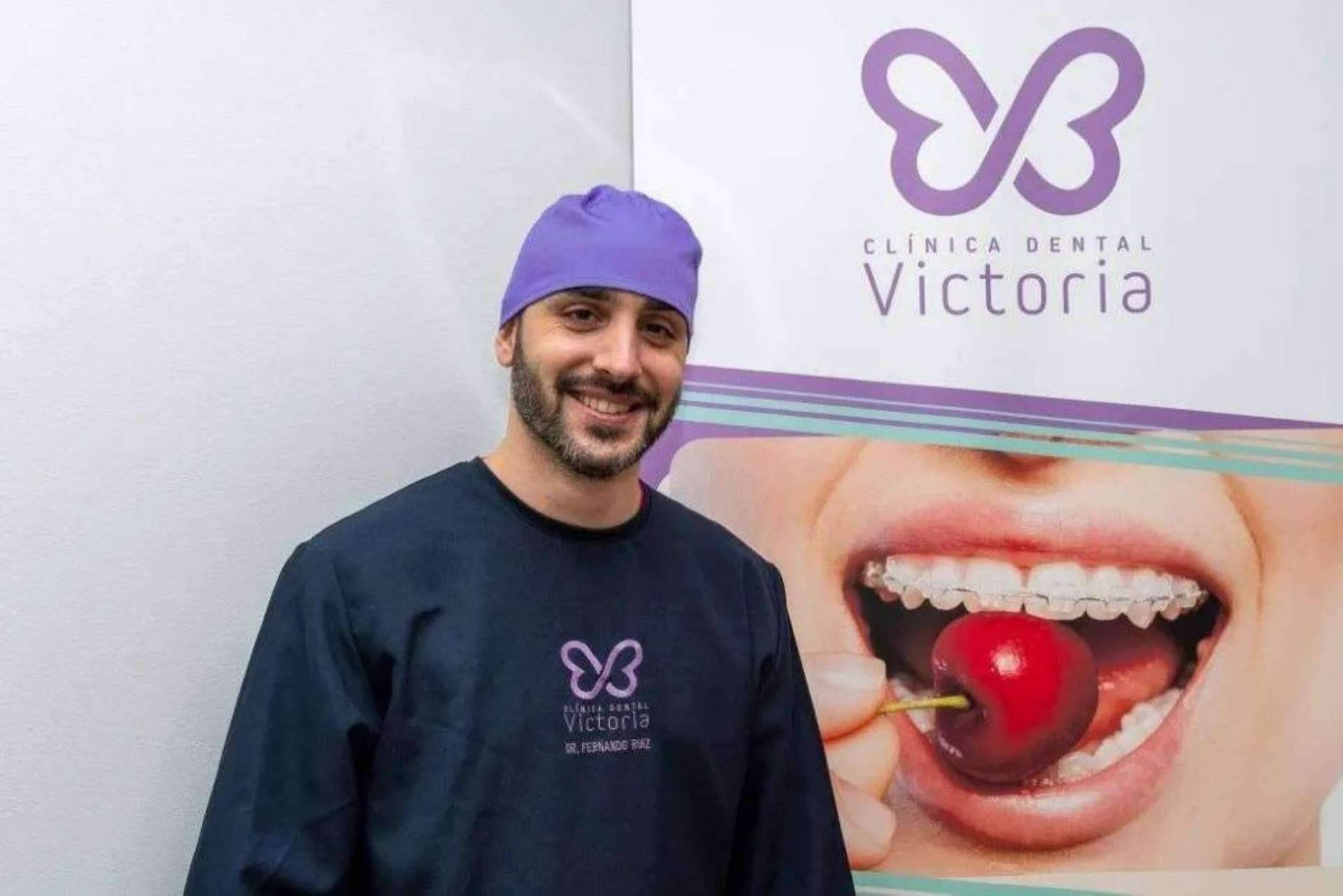 Su extenso catálogo de tratamientos y popularidad hacen destacar a la Clínica Dental Victoria