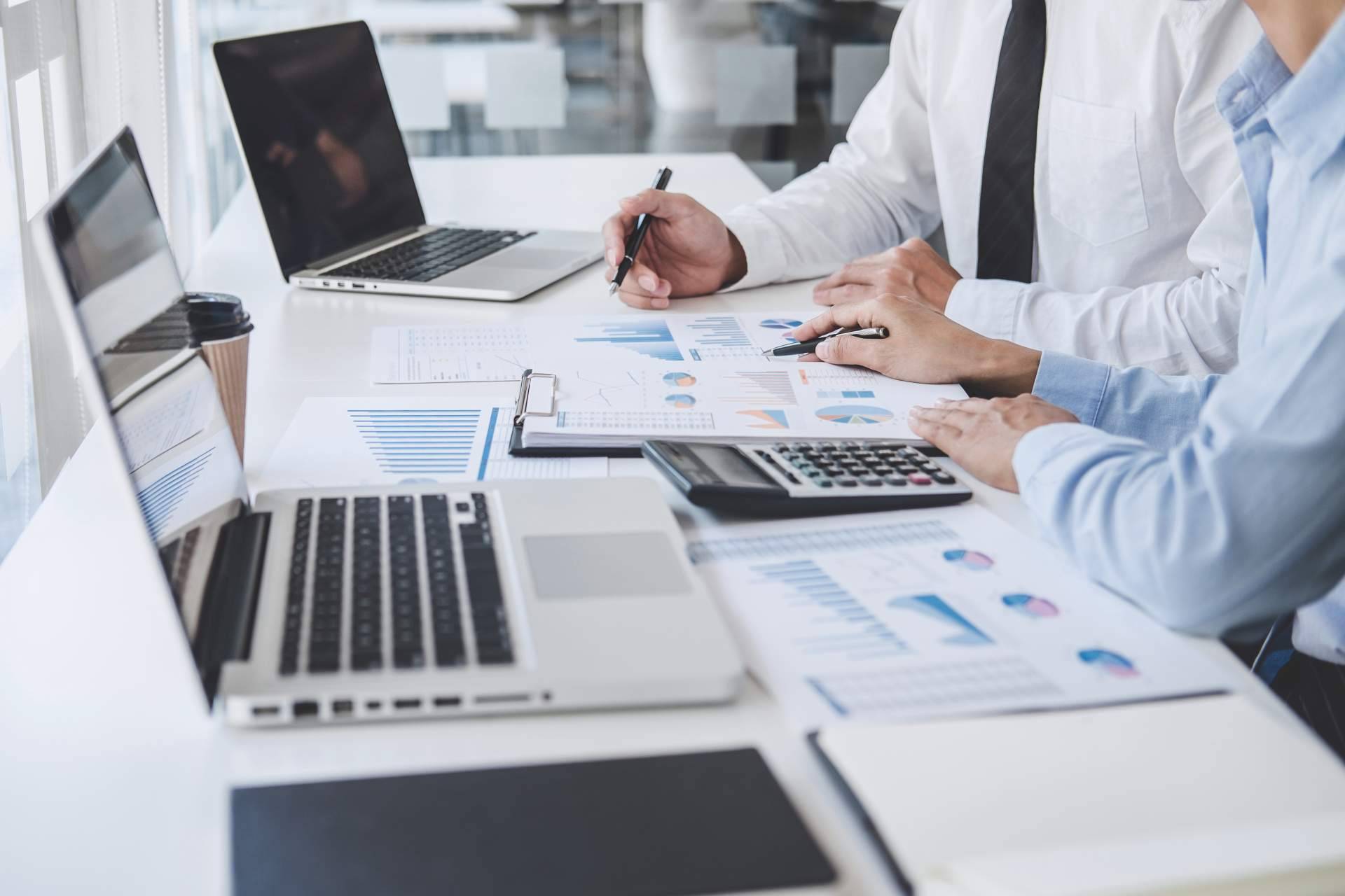 Cambios en los contratos de luz y gas con los expertos de INVERFINEX