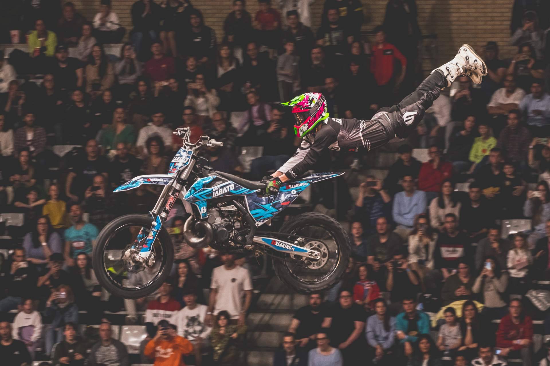 Los pilotos del equipo Breaking de Freestyle Motocross harán un exclusivo espectáculo de acrobacias en moto para los alumnos de la escuela de motocross Motoffroad de Zona Motor Ametlla Park