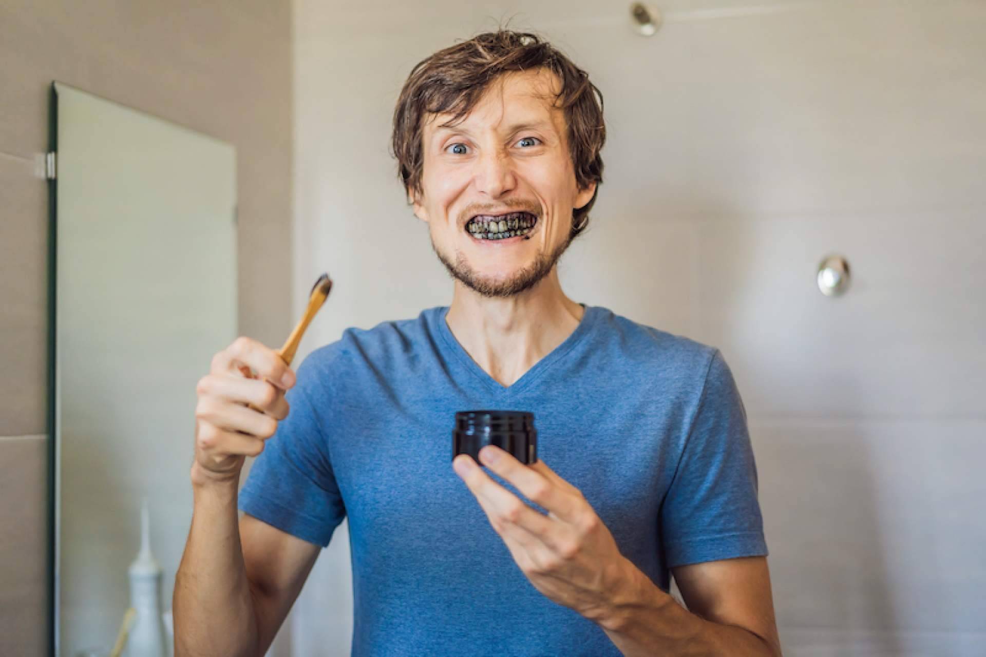 Las diferencias entre el blanqueamiento dental y limpieza, con Dr. Mouth