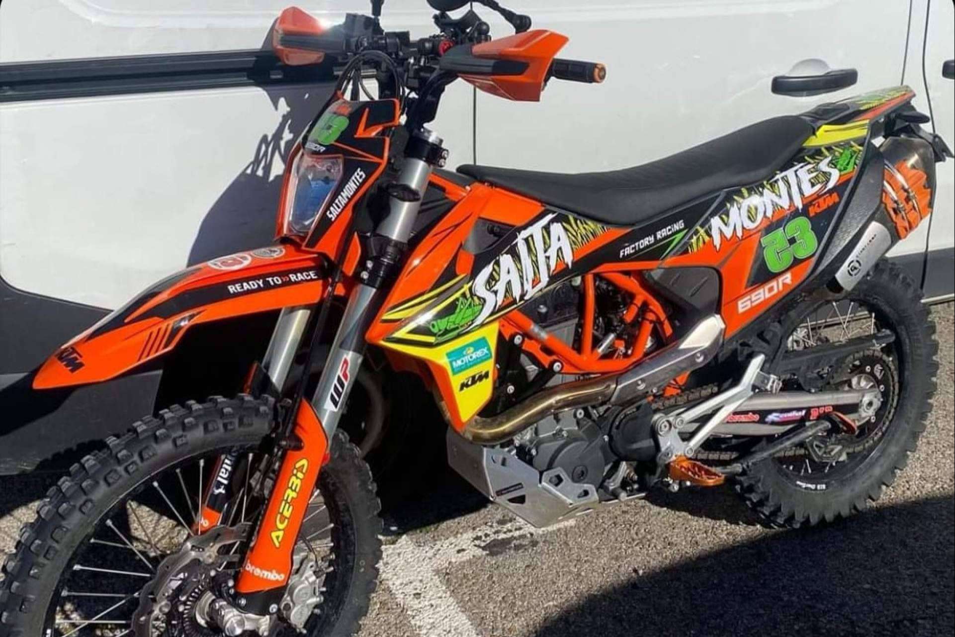 ADHESIVOSEMBARRADOS, la tienda online que ofrece pegatinas personalizadas para motos de alta calidad