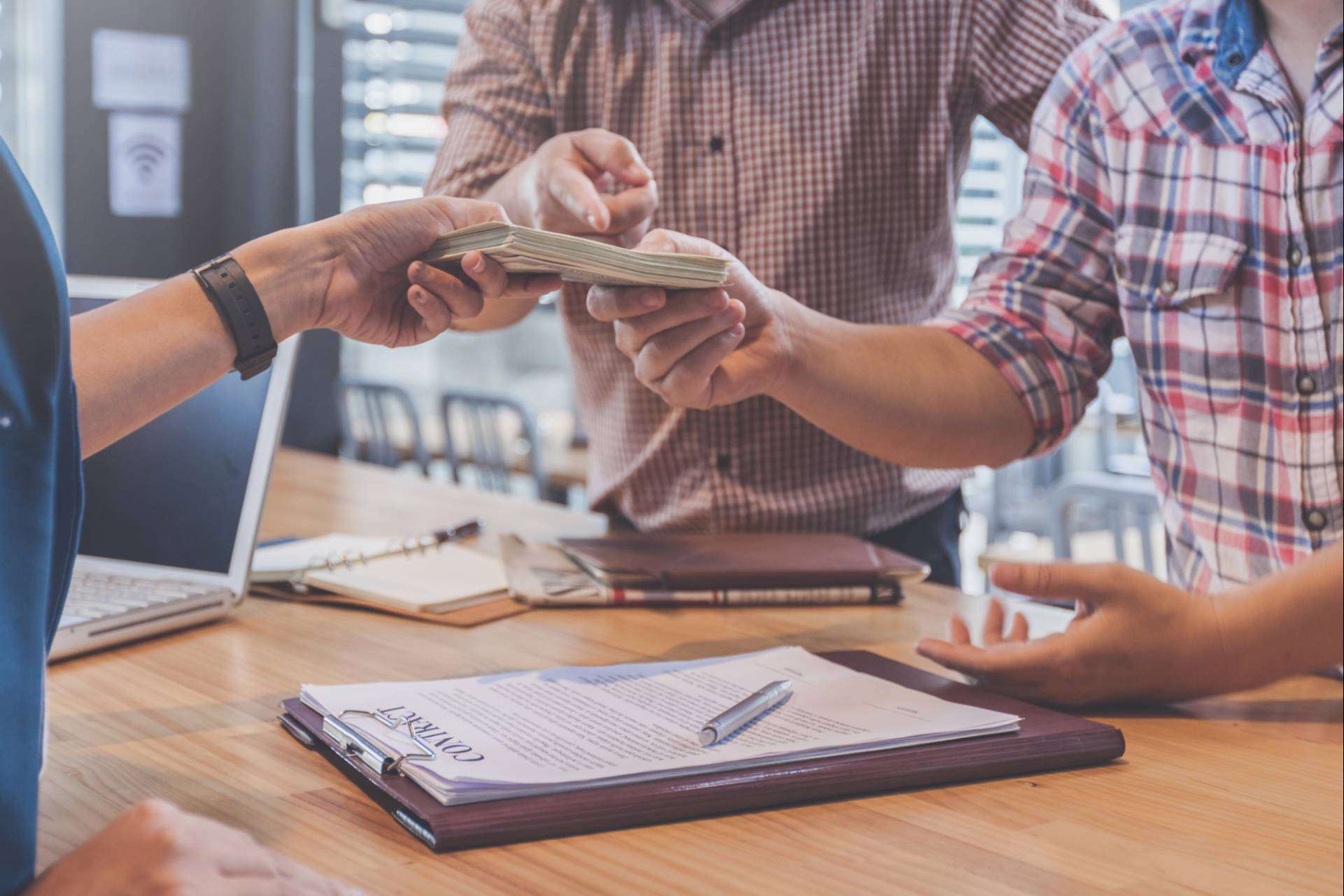 Consultax asesora sobre los métodos para retirar dinero legalmente de una empresa como socio o administrador