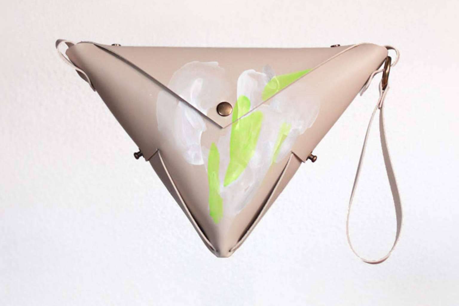 Bolsos pintados a mano que fusionan arte y diseño, ofrecidos por Araceli García