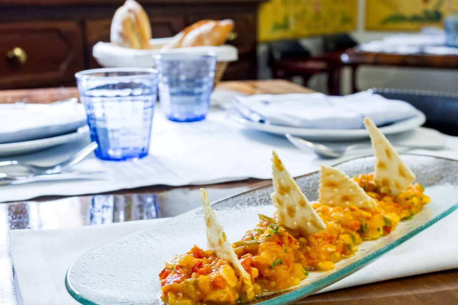 Tasca La Farmacia, un restaurante ubicado en Madrid que se especializa en tapas y raciones, famoso por sus deliciosos torreznos, bacalao y guisos caseros