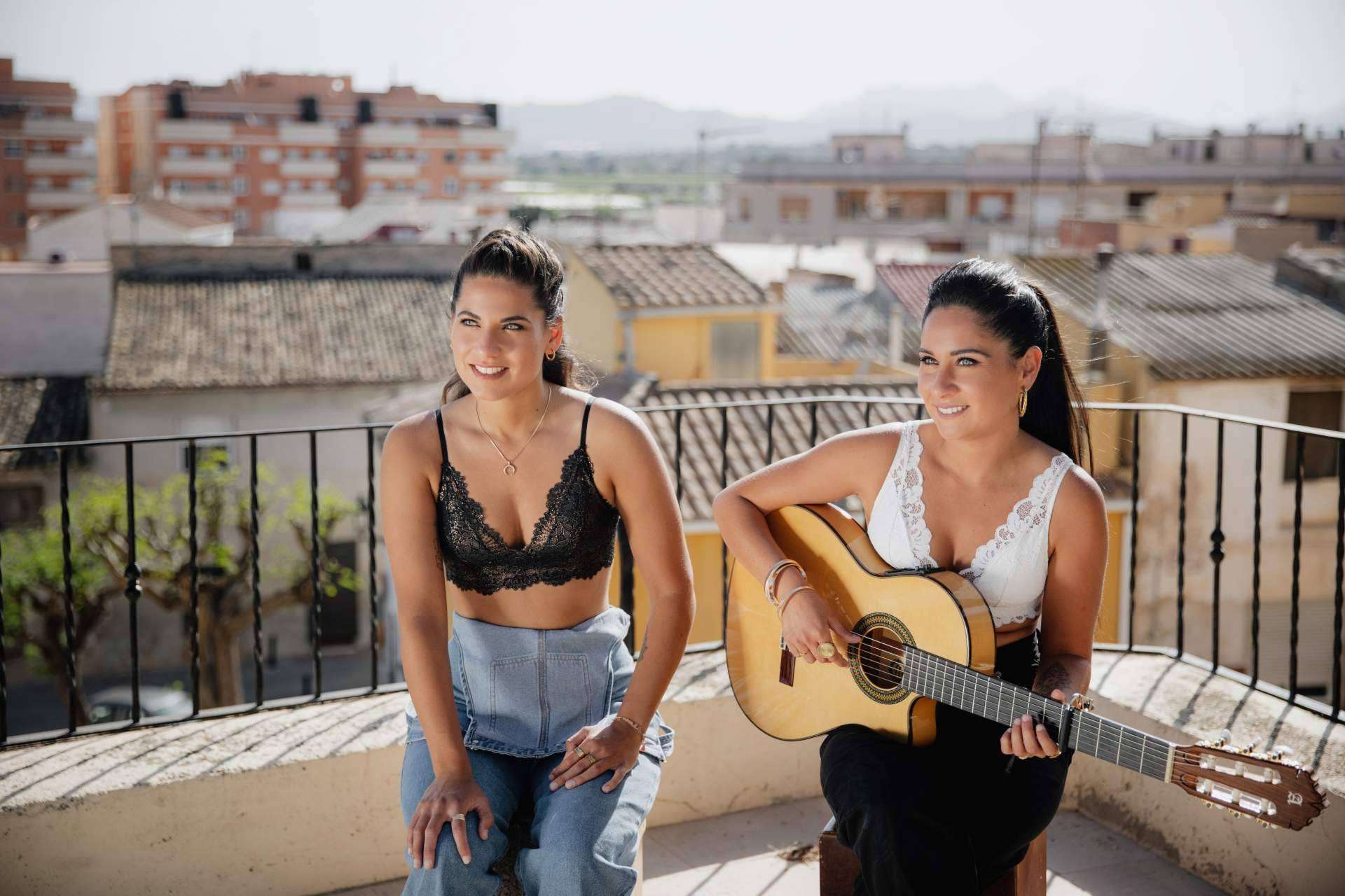 DOYA, las 2 hermanas hispano-francesas que triunfan en Francia, presentan su single 'No anda sola'
