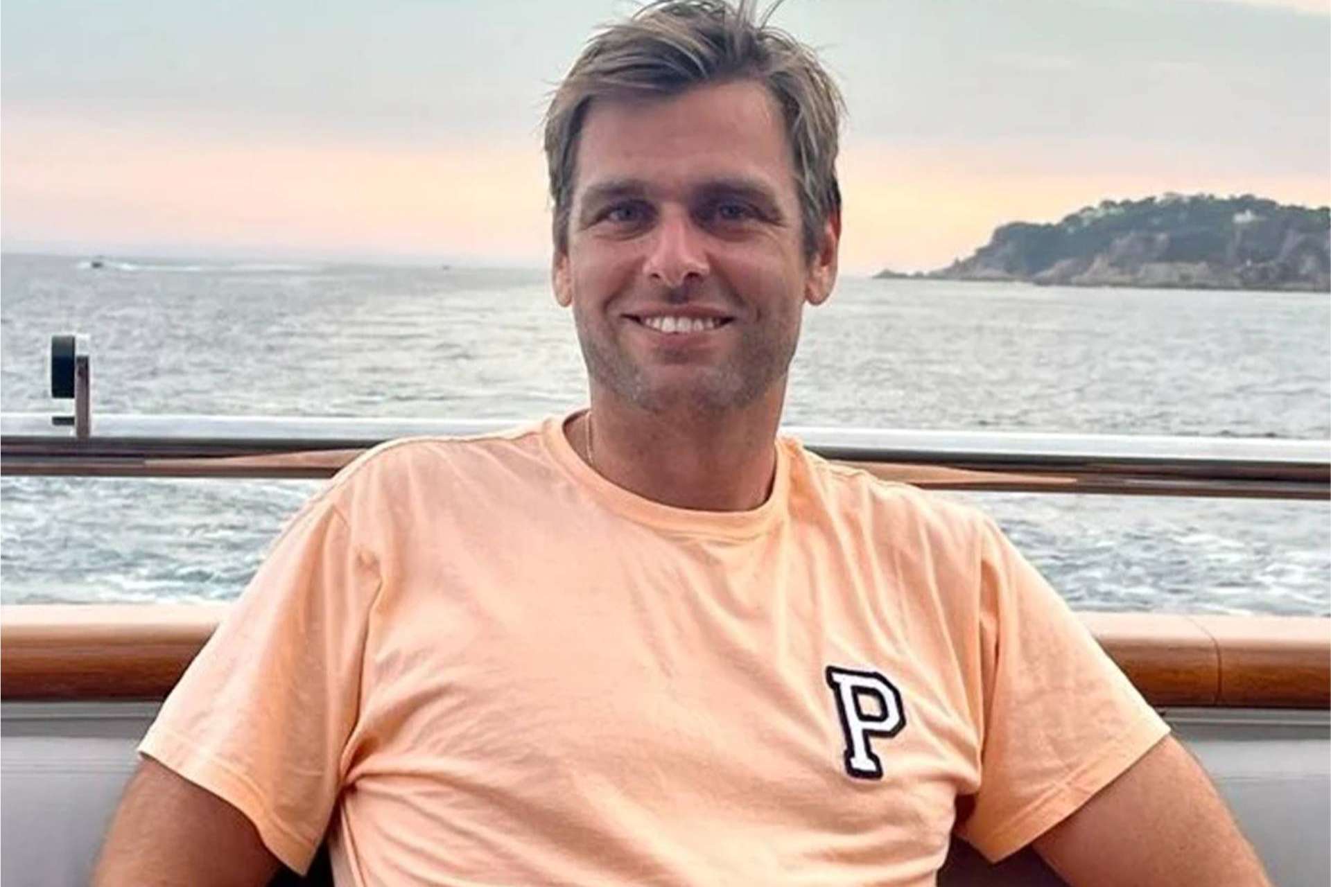 Las camisetas personalizadas con inicial de Anitials, una prenda única para este verano