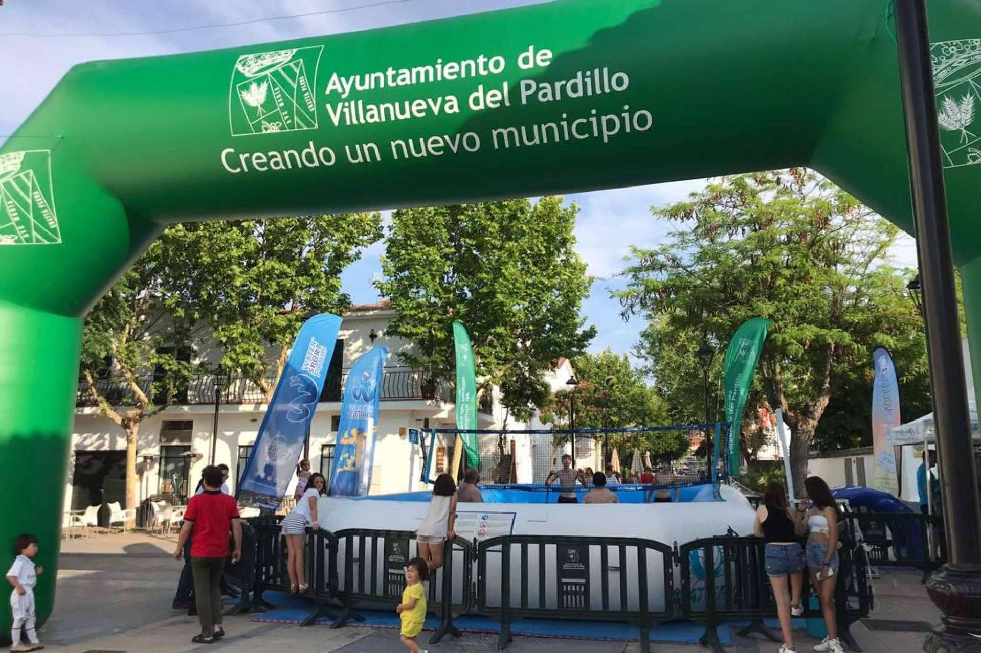El I Torneo WaterVolley Villanueva del Pardillo presenta la versión más divertida y refrescante del voleibol con un gran éxito