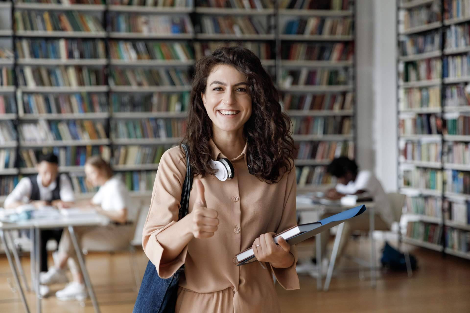 Ayuda Universitaria ofrece servicios de asesoría para estudiantes de Navarra en la elaboración de su TFG