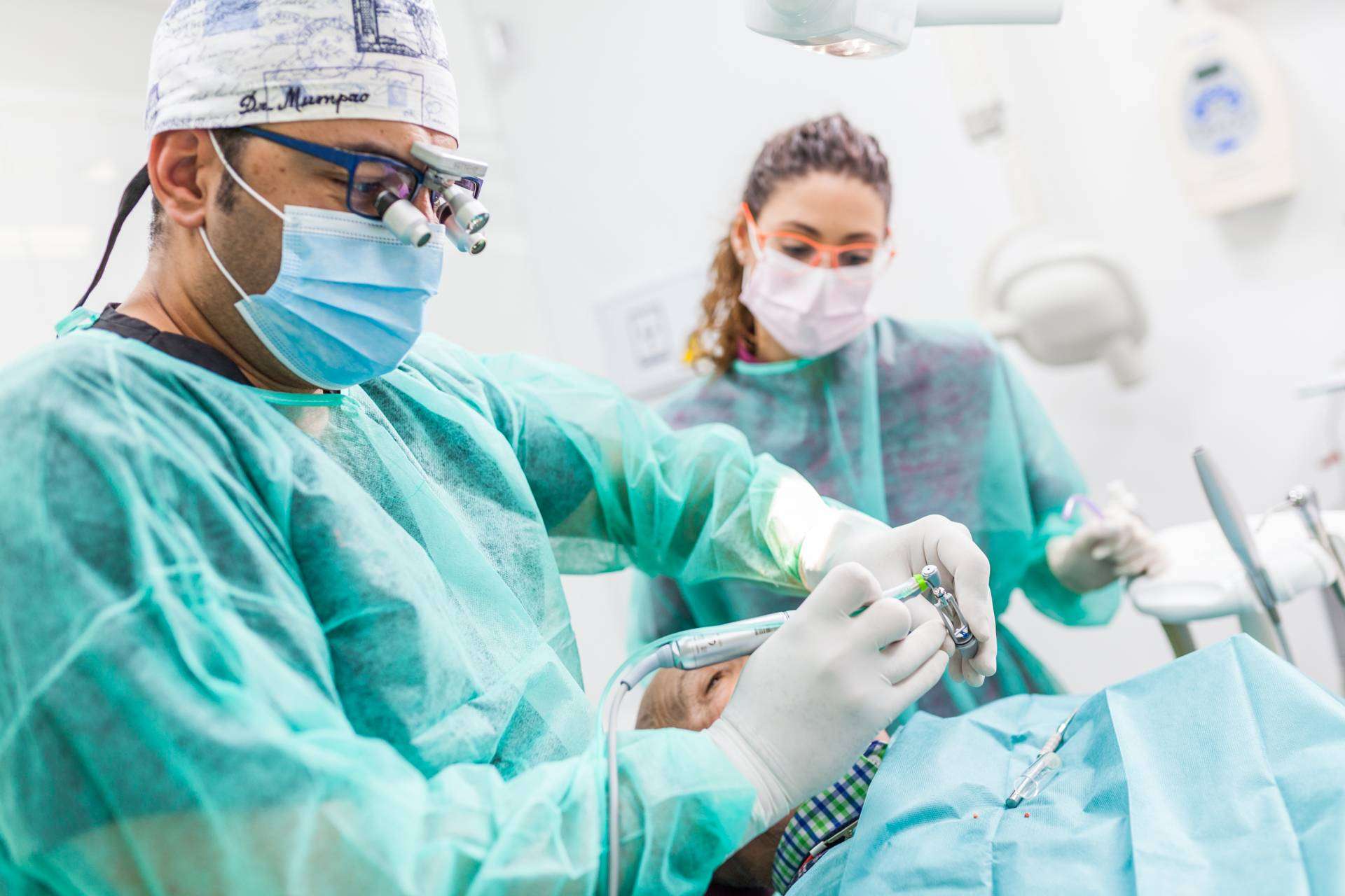La clínica odontológica Dental Implantologie atiende urgencias dentales en Sevilla durante las 24 horas del día