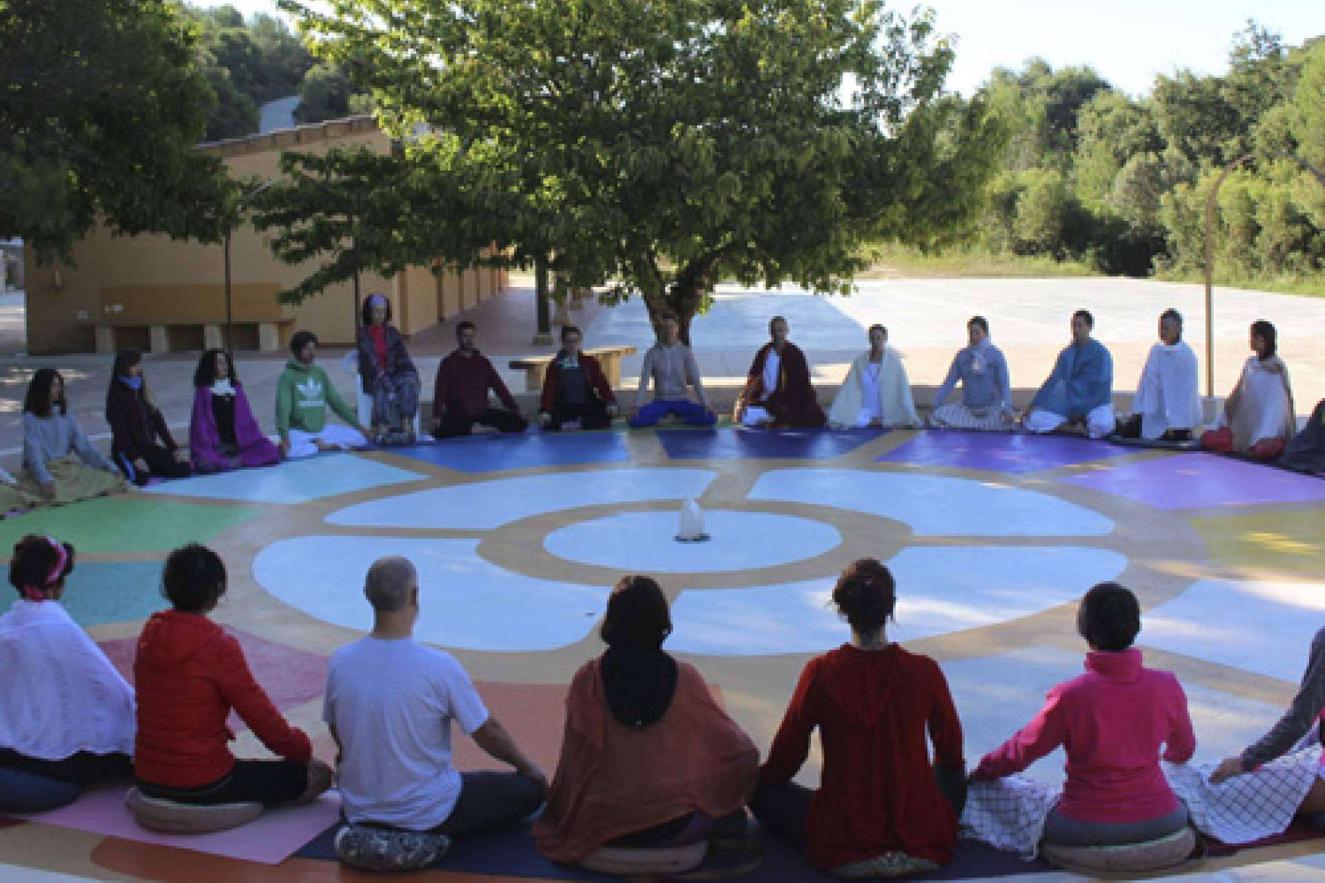 La Escuela Mahashakti ofrece diferentes retiros intensivos de yoga integral, meditación, danza-yoga y yoga en femenino