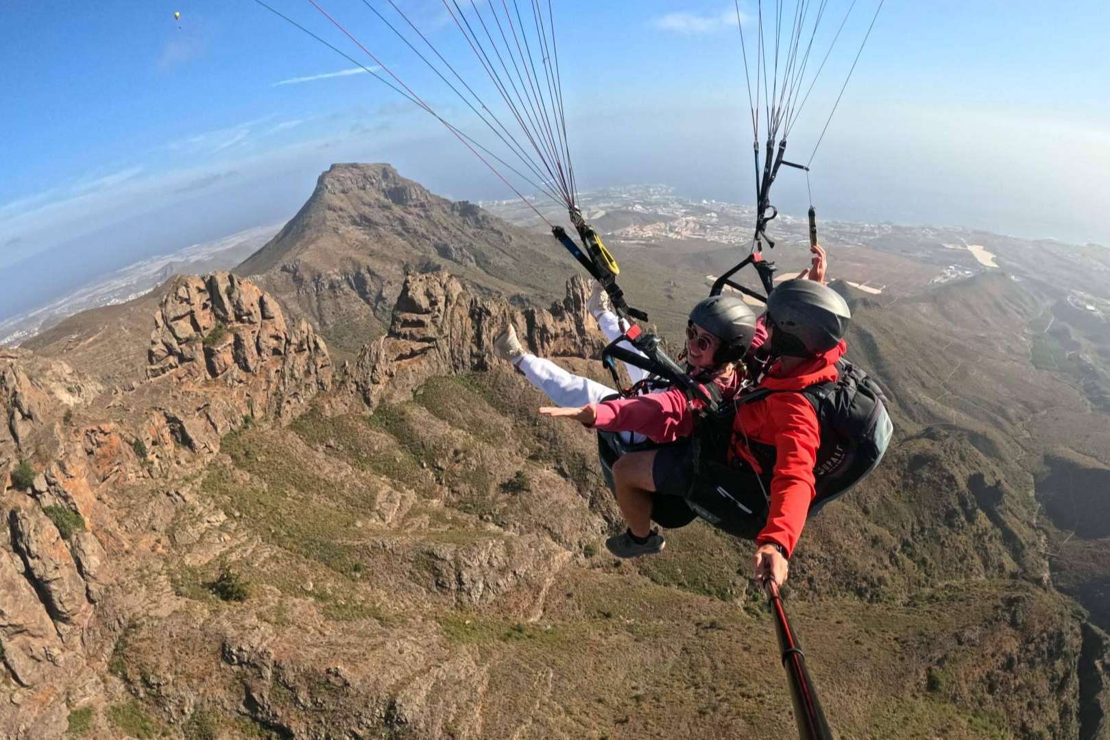 Explorar los impresionantes cielos y paisajes de Tenerife con parapente en Costa Adeje