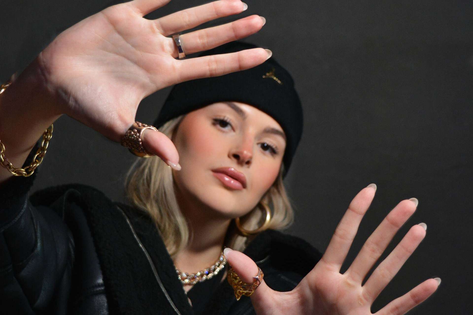 Así es Nawi, la cantante de música urbana que traslada a unos años 90 'sin géneros, ni clases'