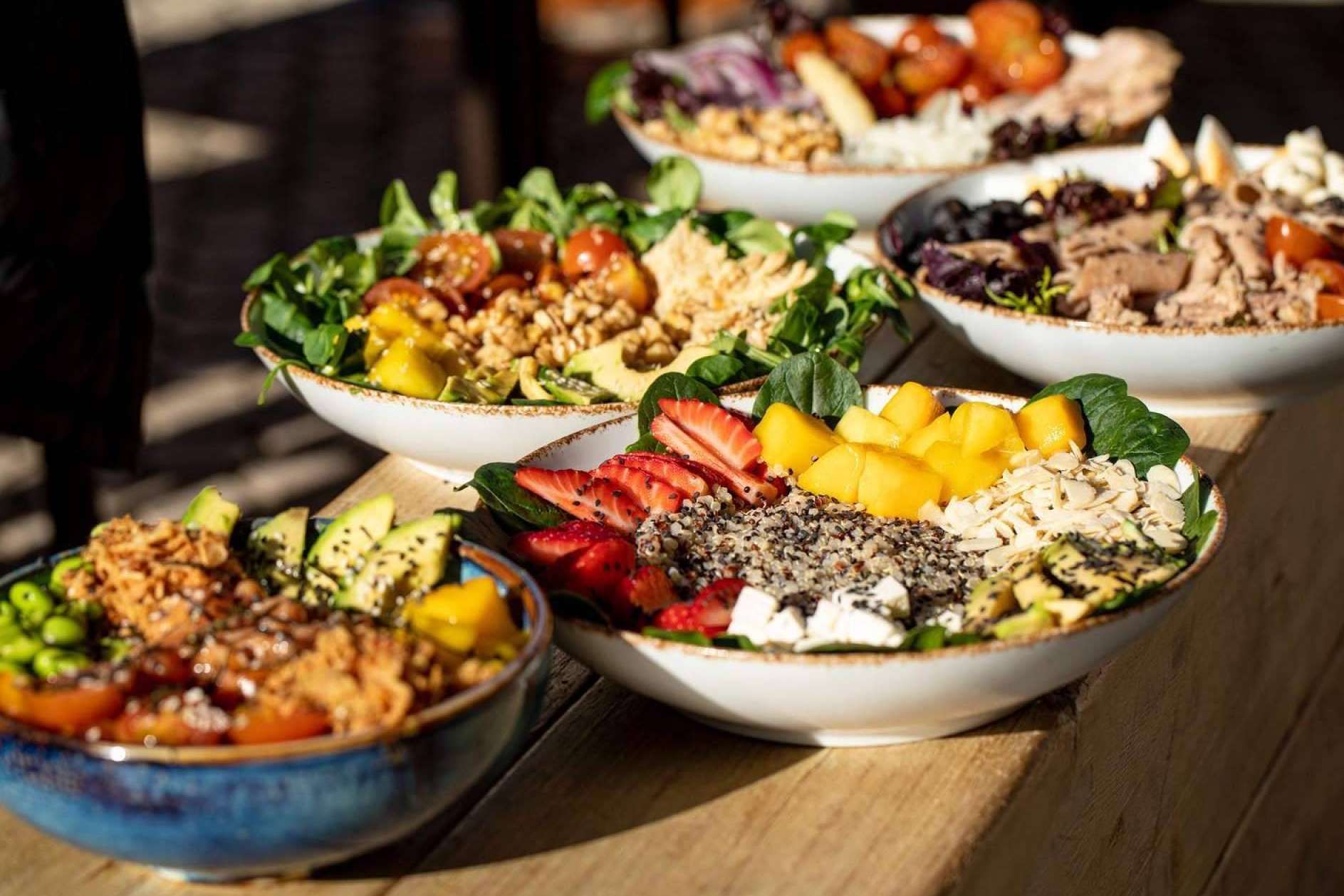 Disfrutar de desayunos y comida saludable con vistas al mar en Enxalao, el rincón culinario de Donosti