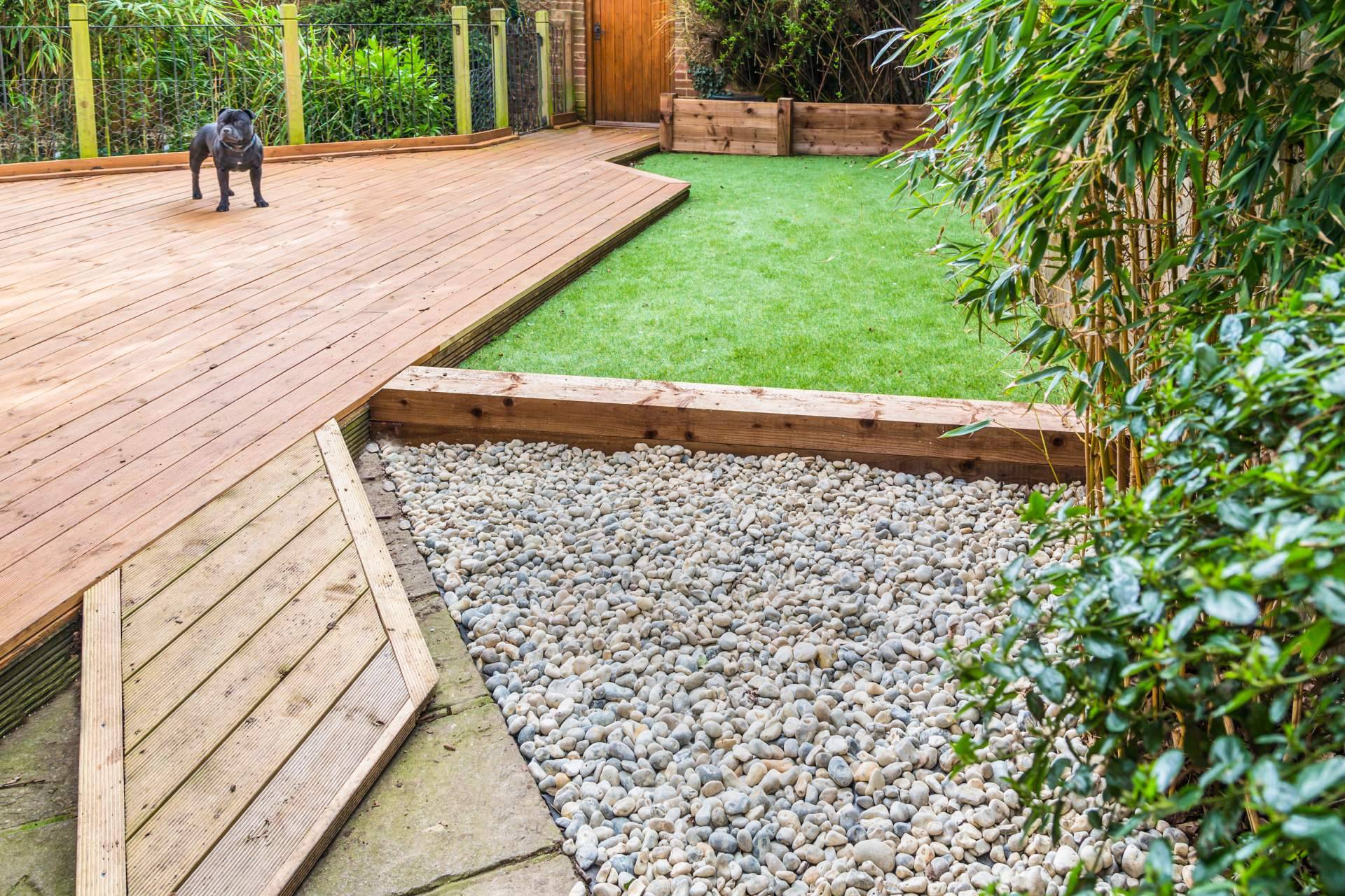 Con piedras blancas y césped artificial se pueden decorar las terrazas con jardines