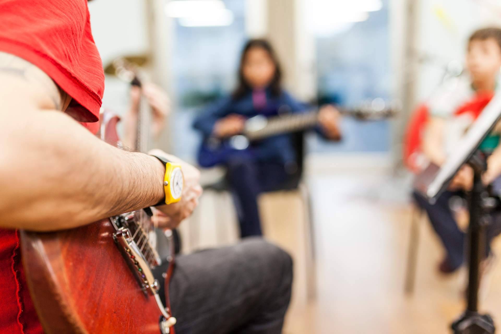 Las ventajas de escuchar música y de aprender a tocar instrumentos