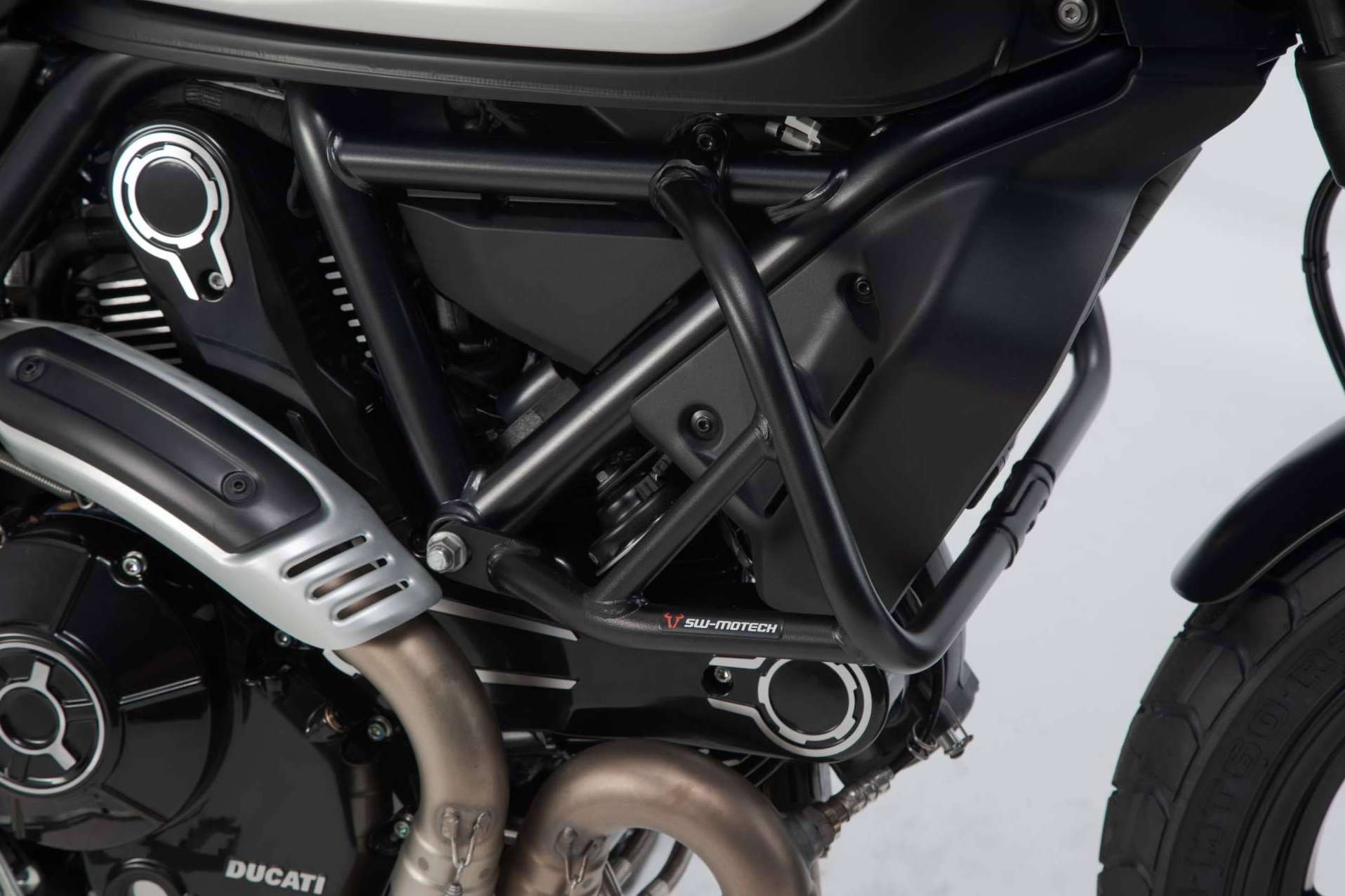 SW-MOTECH muestra los modelos de protección de moto para Ducati Scrambler