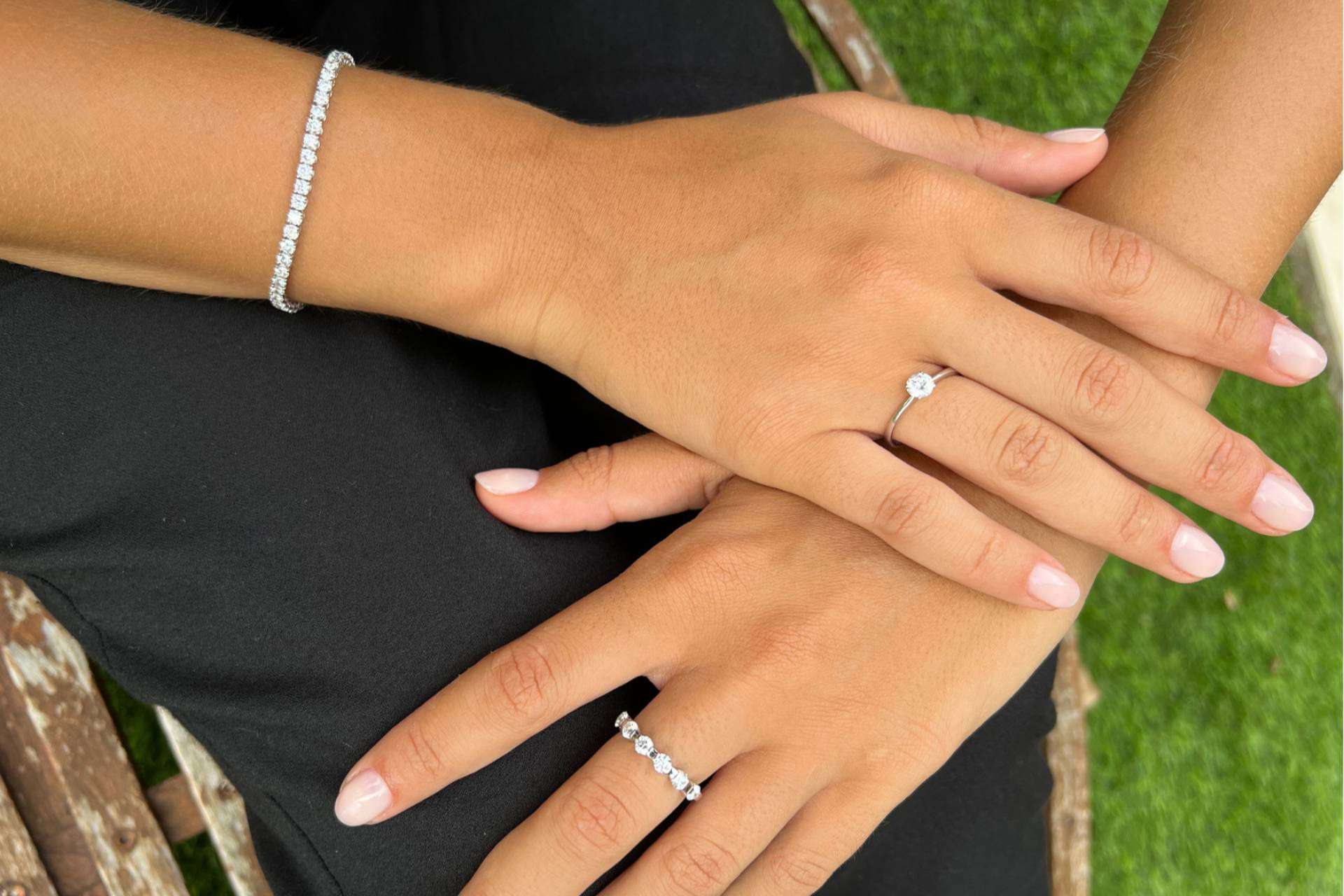 Joyas básicas, esenciales para lucir una piel bronceada después del verano