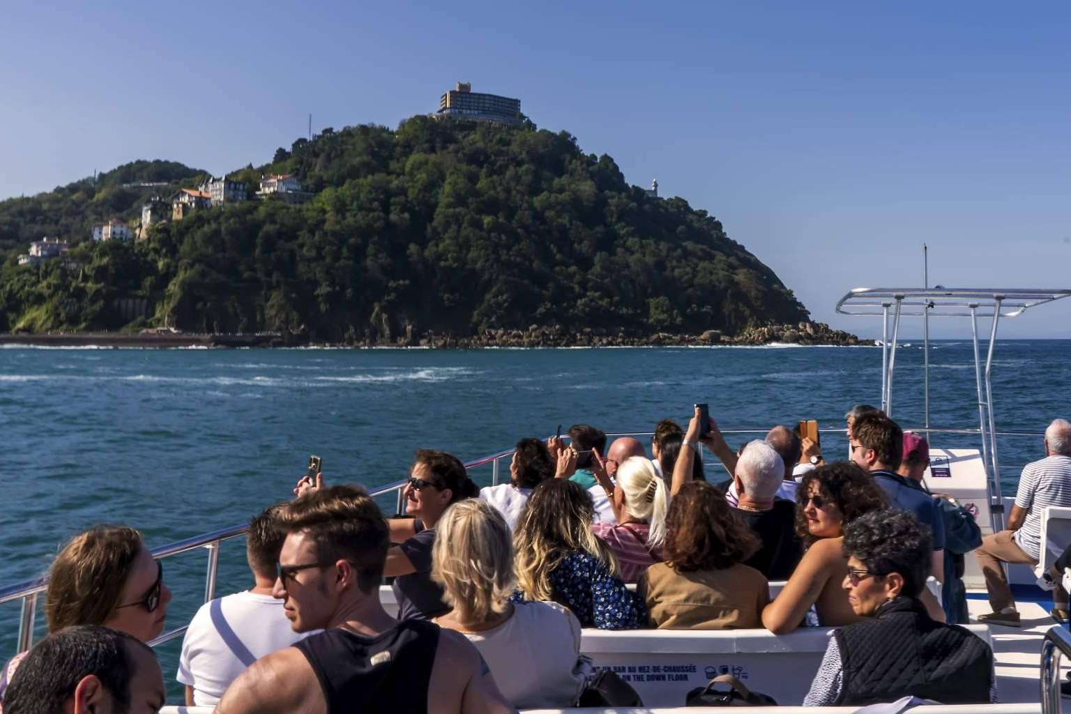 Grupos escolares a bordo del servicio turístico marítimo que ofrece Ciudad San Sebastián