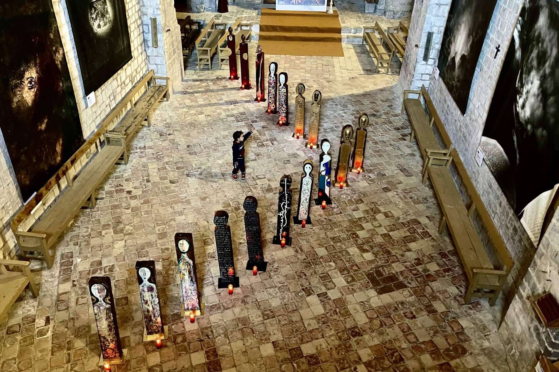 Exposición de Tótems en la iglesia románica de Sant Jaume de Frontanyà