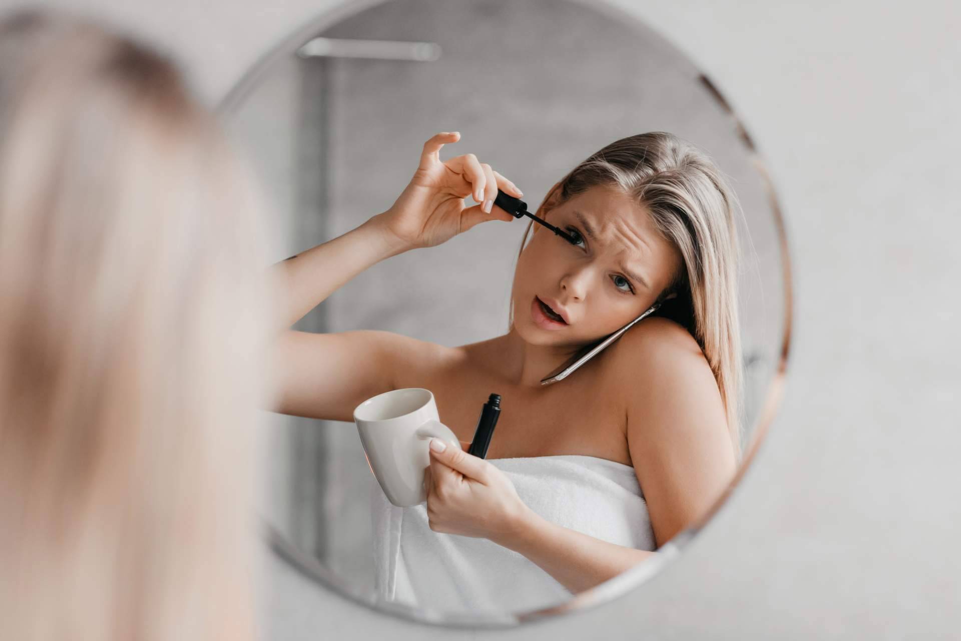 El tiempo que se pierde al peinar un cabello rebelde por las mañanas
