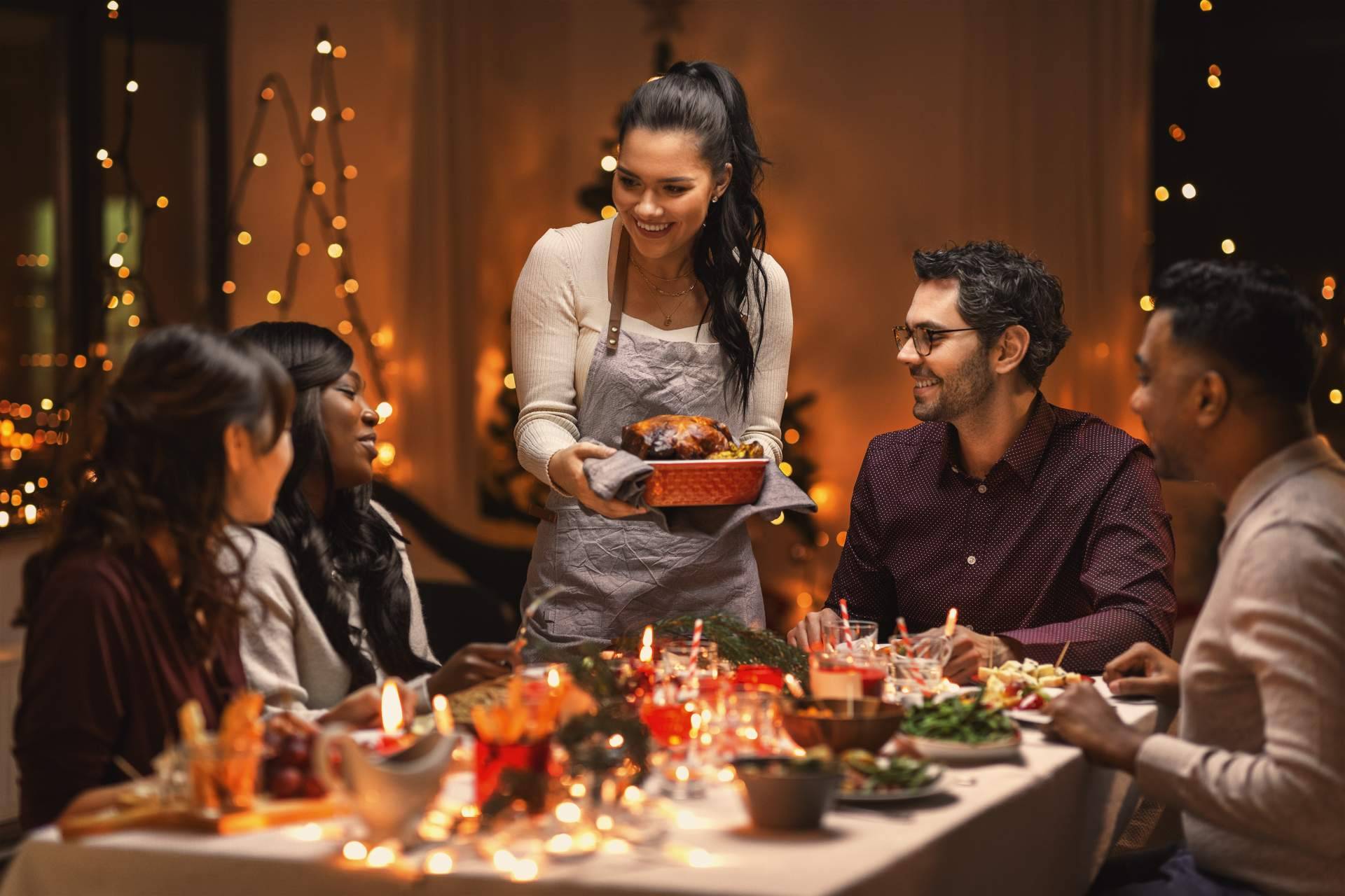 Controlar los excesos de comida durante las fiestas con enzimas digestivas